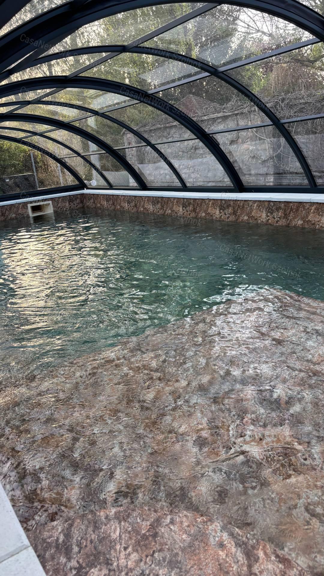 Szolnok kertvárosában luxus kategóriás családi ház eladó