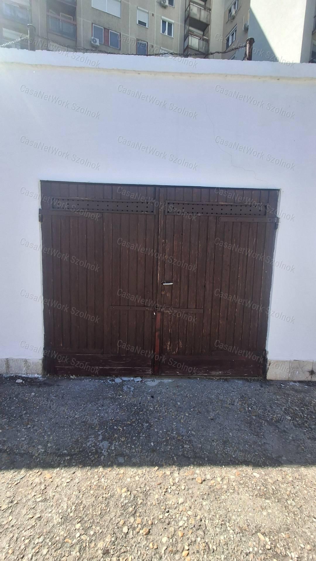 Szolnokon a Széchényi lakótelepen 20 m2-es garázs tulajdonjoga eladó