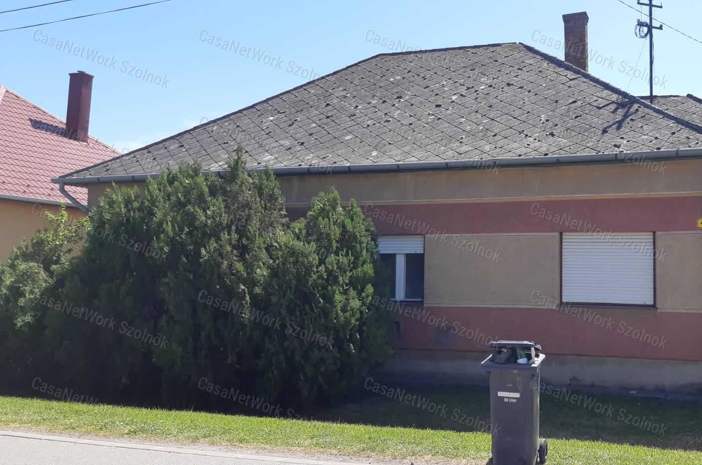 Eladó Tiszaföldváron kertes családi ház!