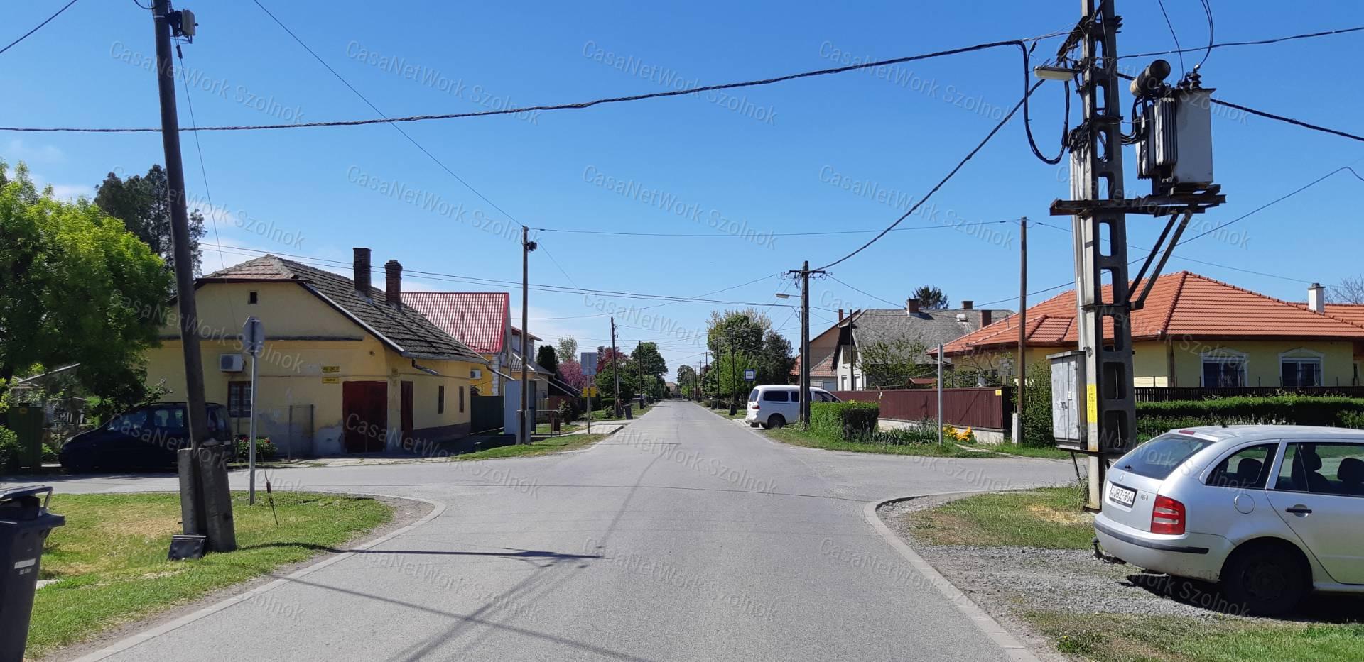 Eladó Tiszaföldváron kertes családi ház!