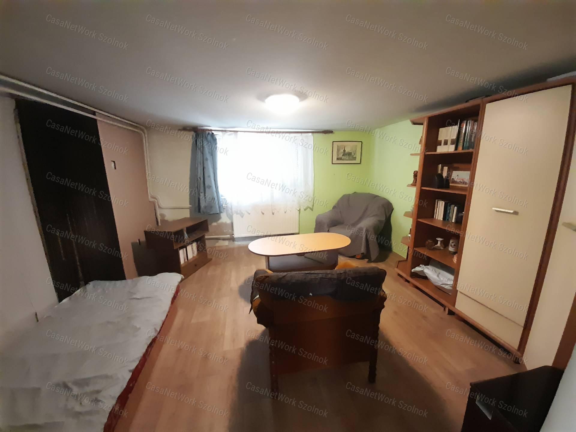 Szolnokon kis családi ház eladó!