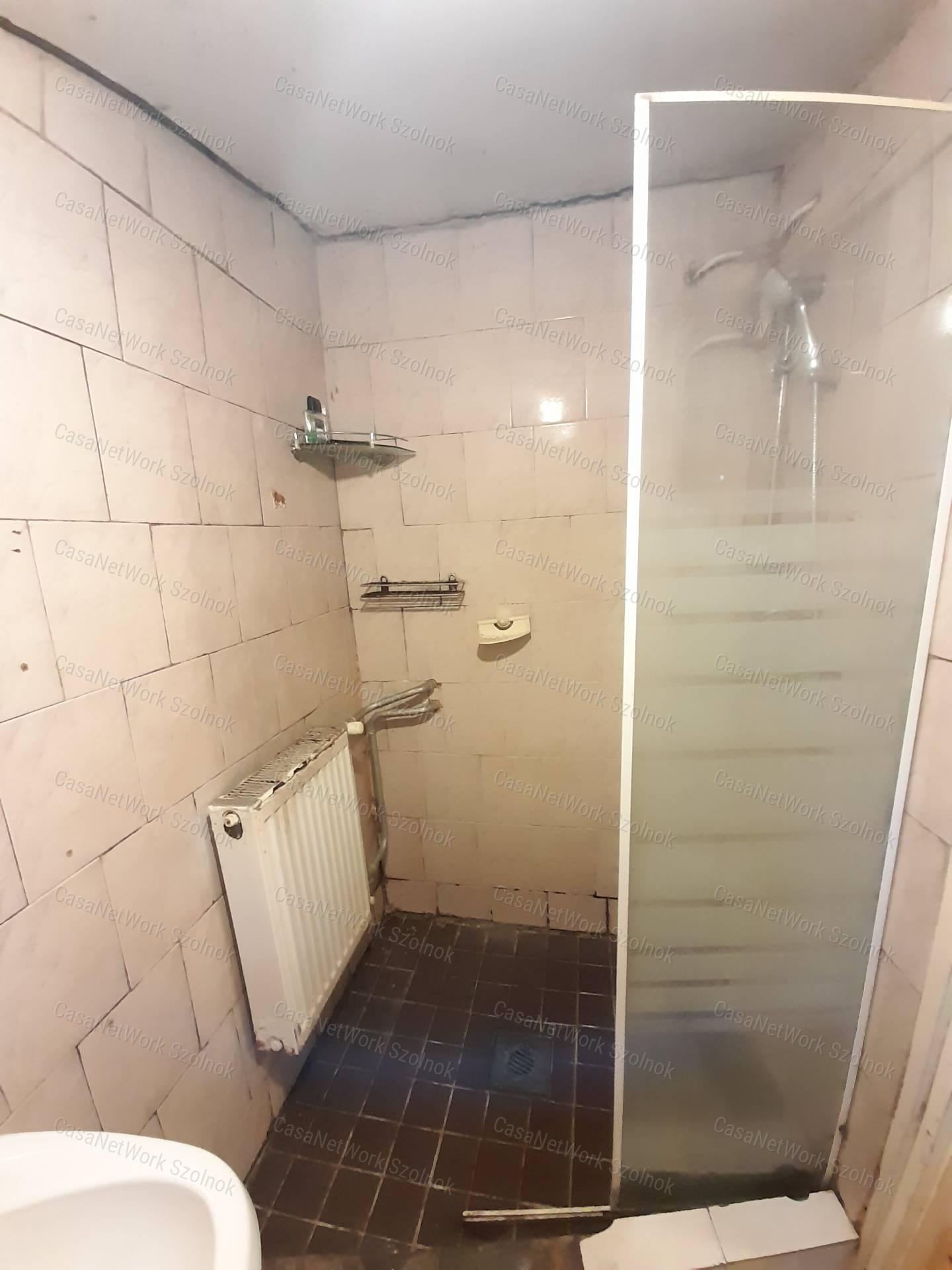 Szolnokon kis családi ház eladó!