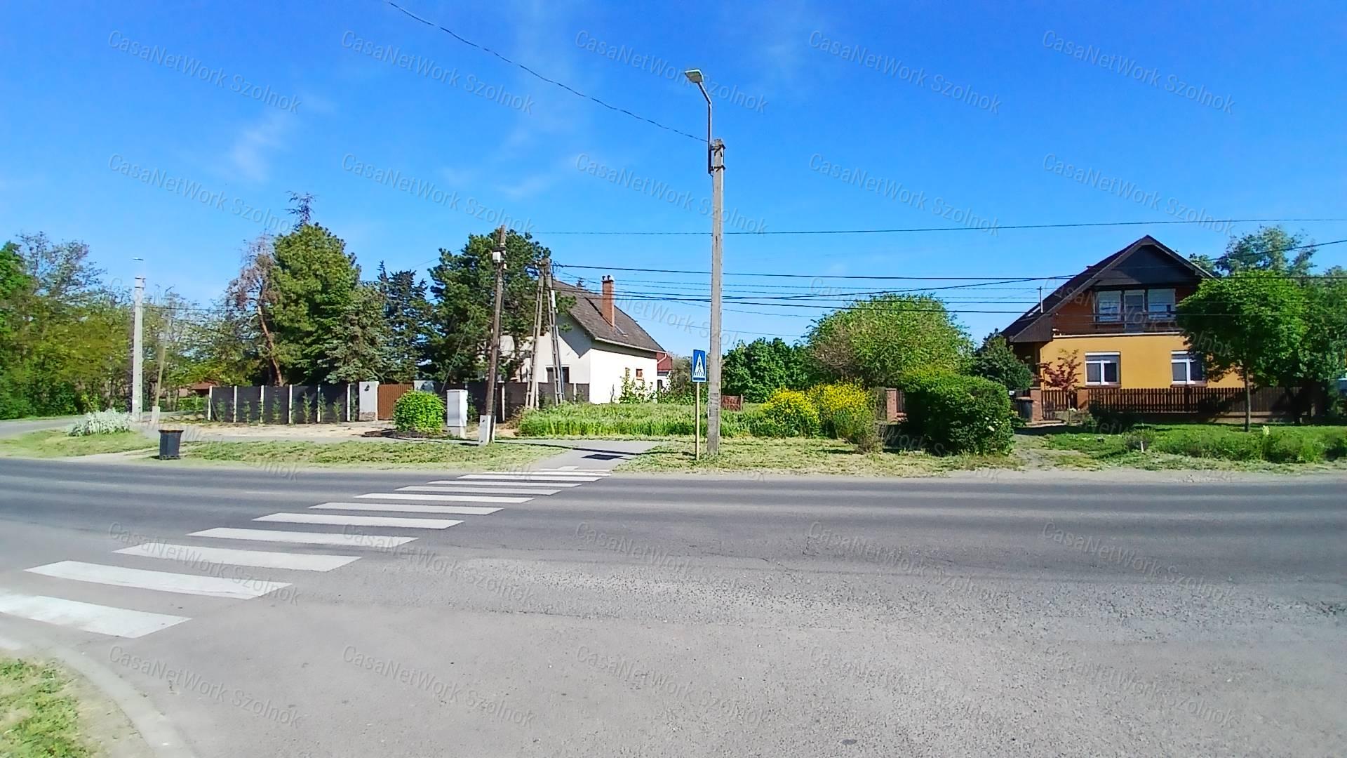 Eladó Martfű frekventált részén 720 nm-es építési telek.