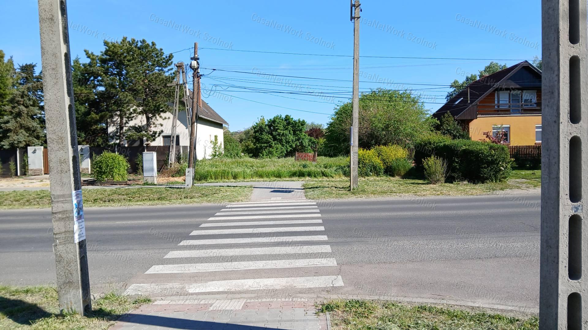 Eladó Martfű frekventált részén 720 nm-es építési telek.