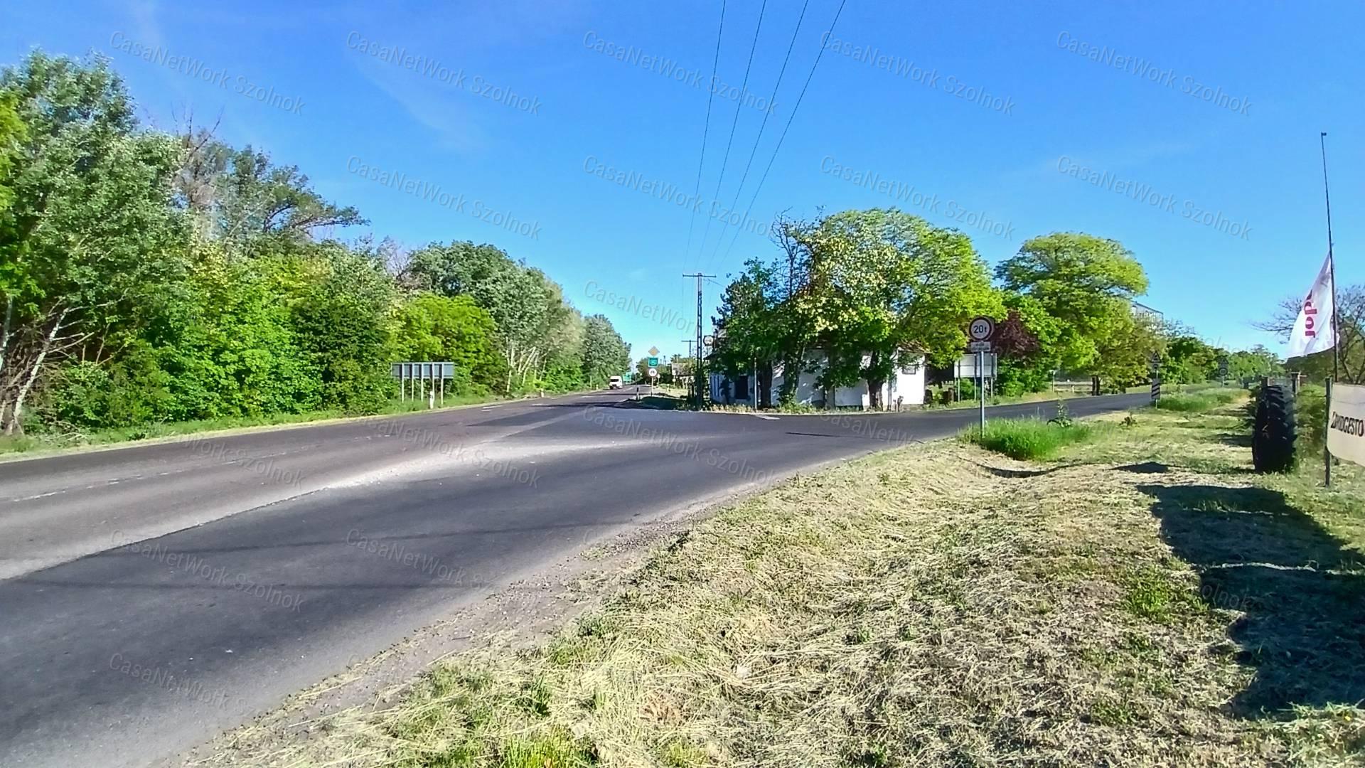 Eladó Martfűn 3600 nm-es telephely fő út mellett.