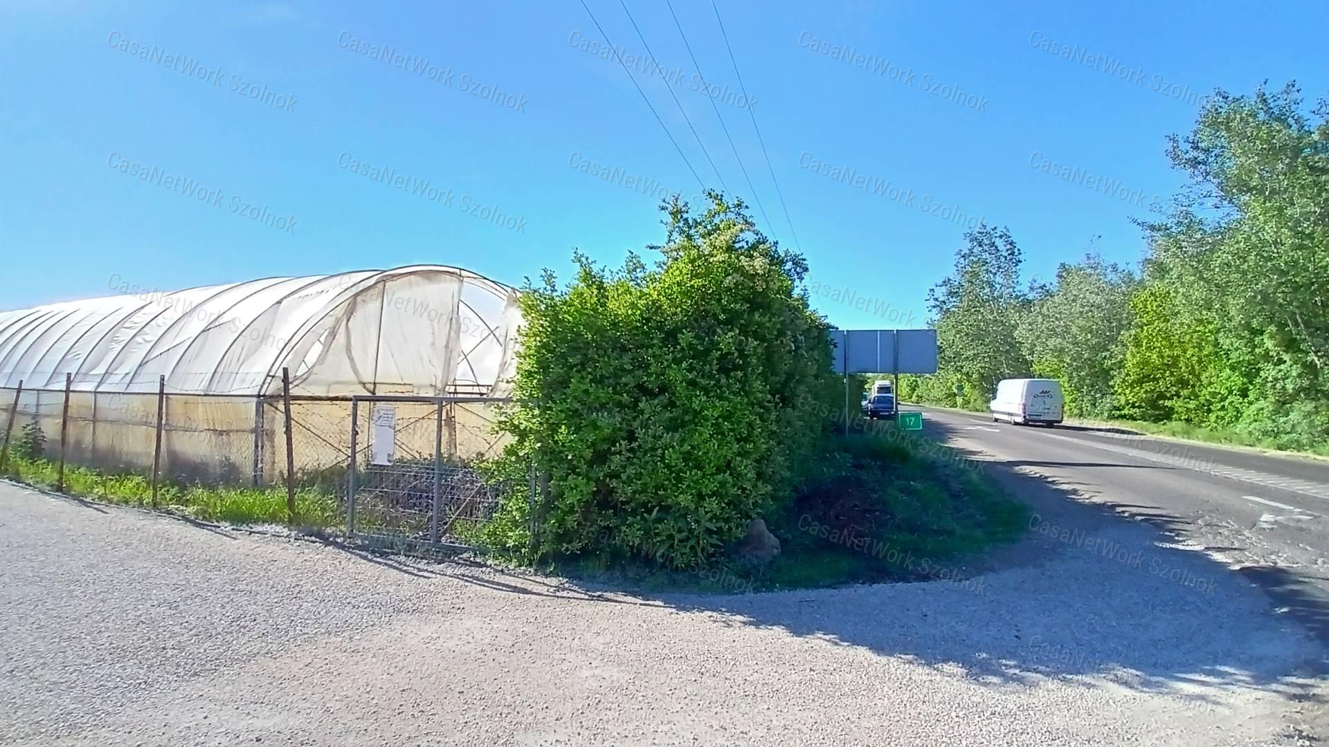 Eladó Martfűn 3600 nm-es telephely fő út mellett.