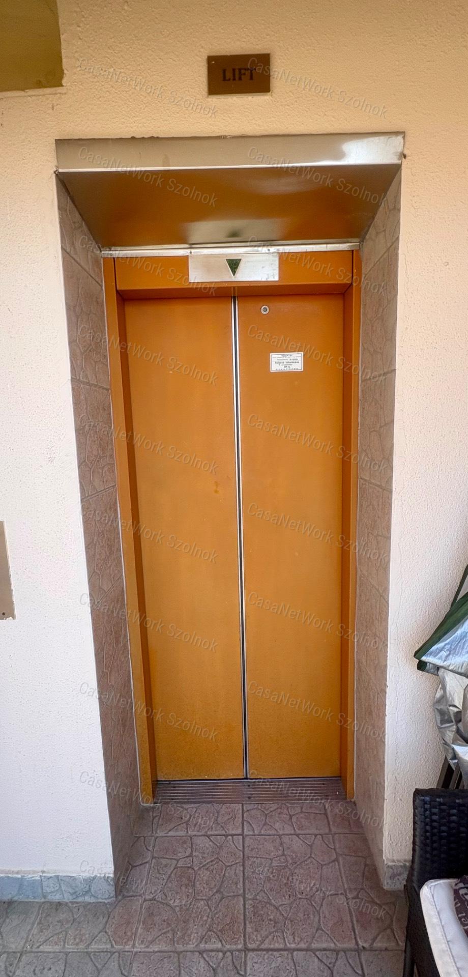 Szolnokon, a Barta Palotában eladó belső kétszintes lakás!