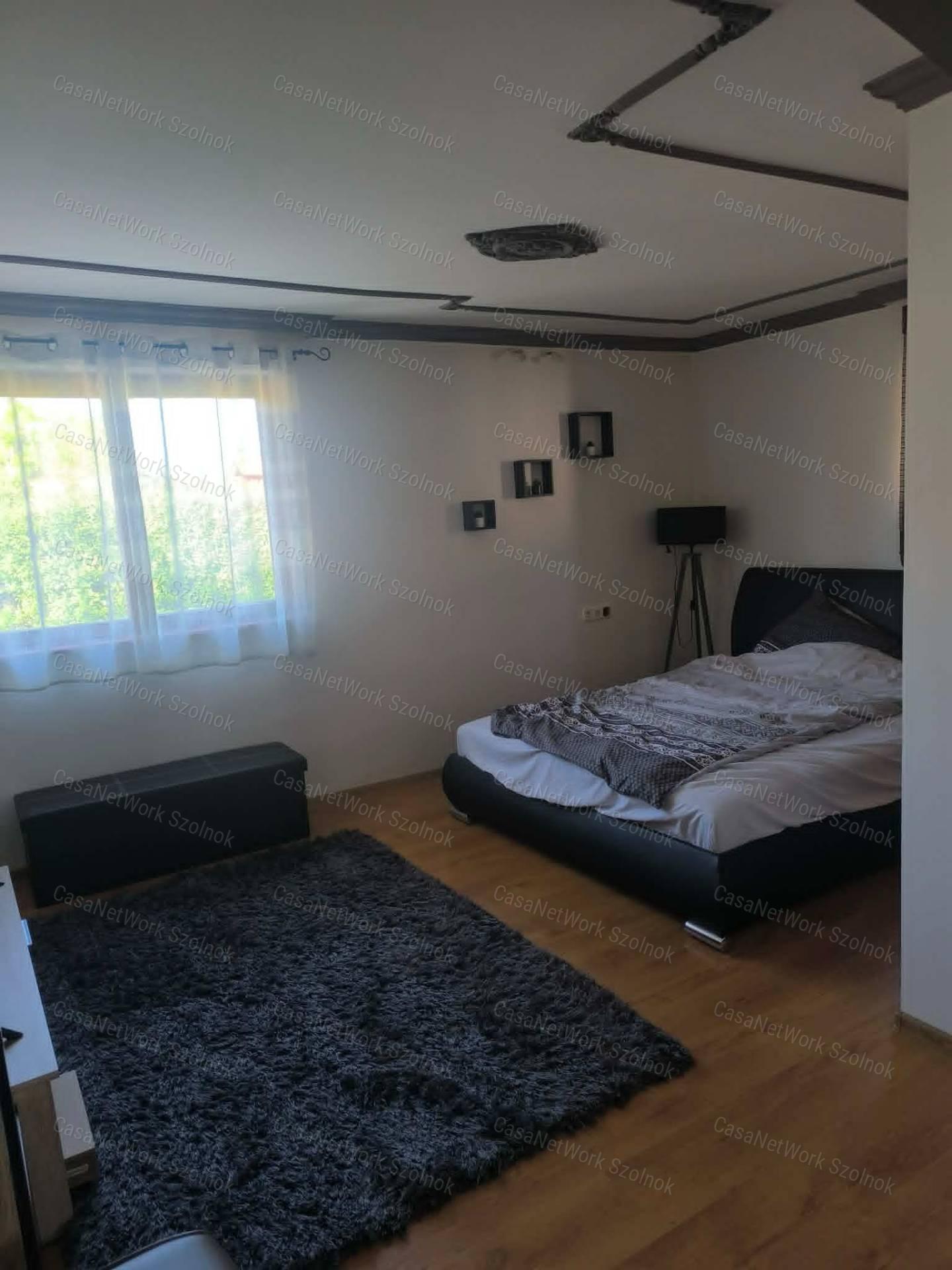 Tiszaföldvár, Ókincsem I. úton felújított családi ház telekkel eladó
