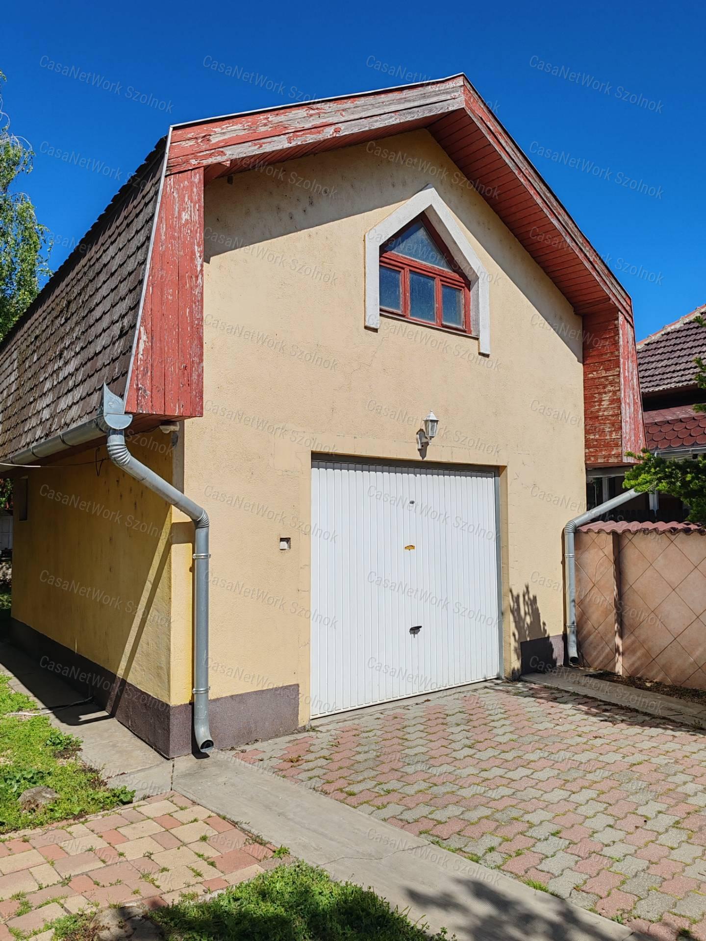 Különleges csaldi ház eladó Kengyelen!
