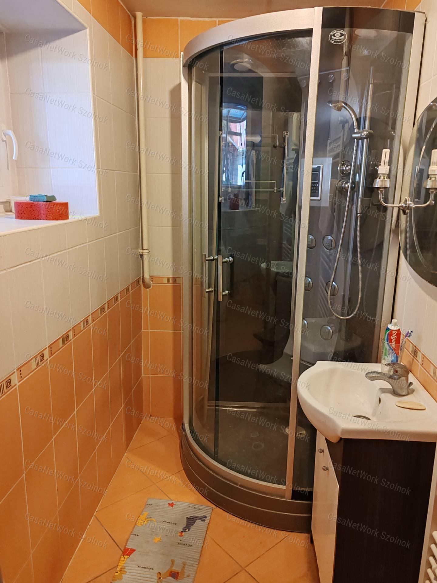 Különleges csaldi ház eladó Kengyelen!