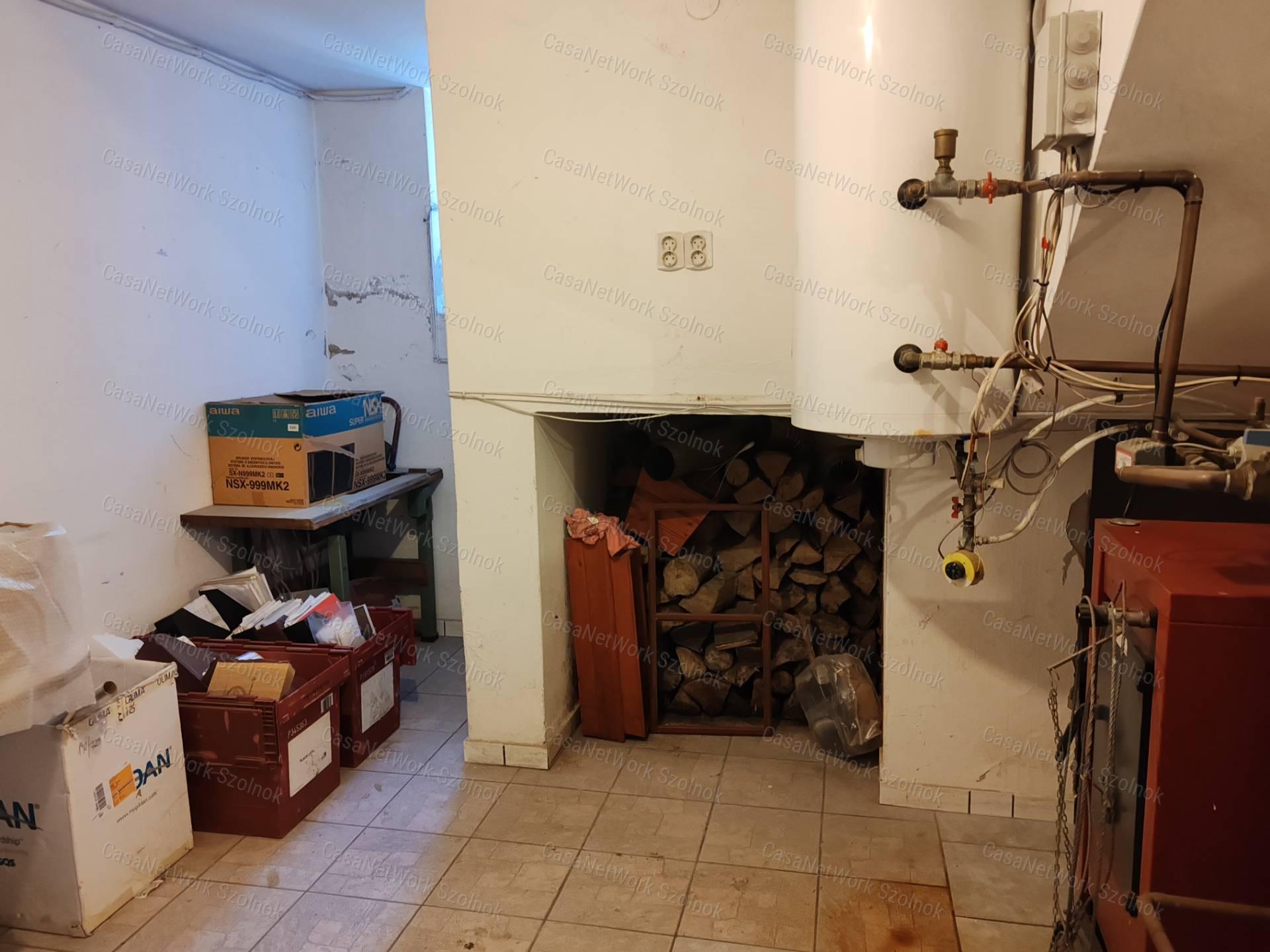 Különleges csaldi ház eladó Kengyelen!