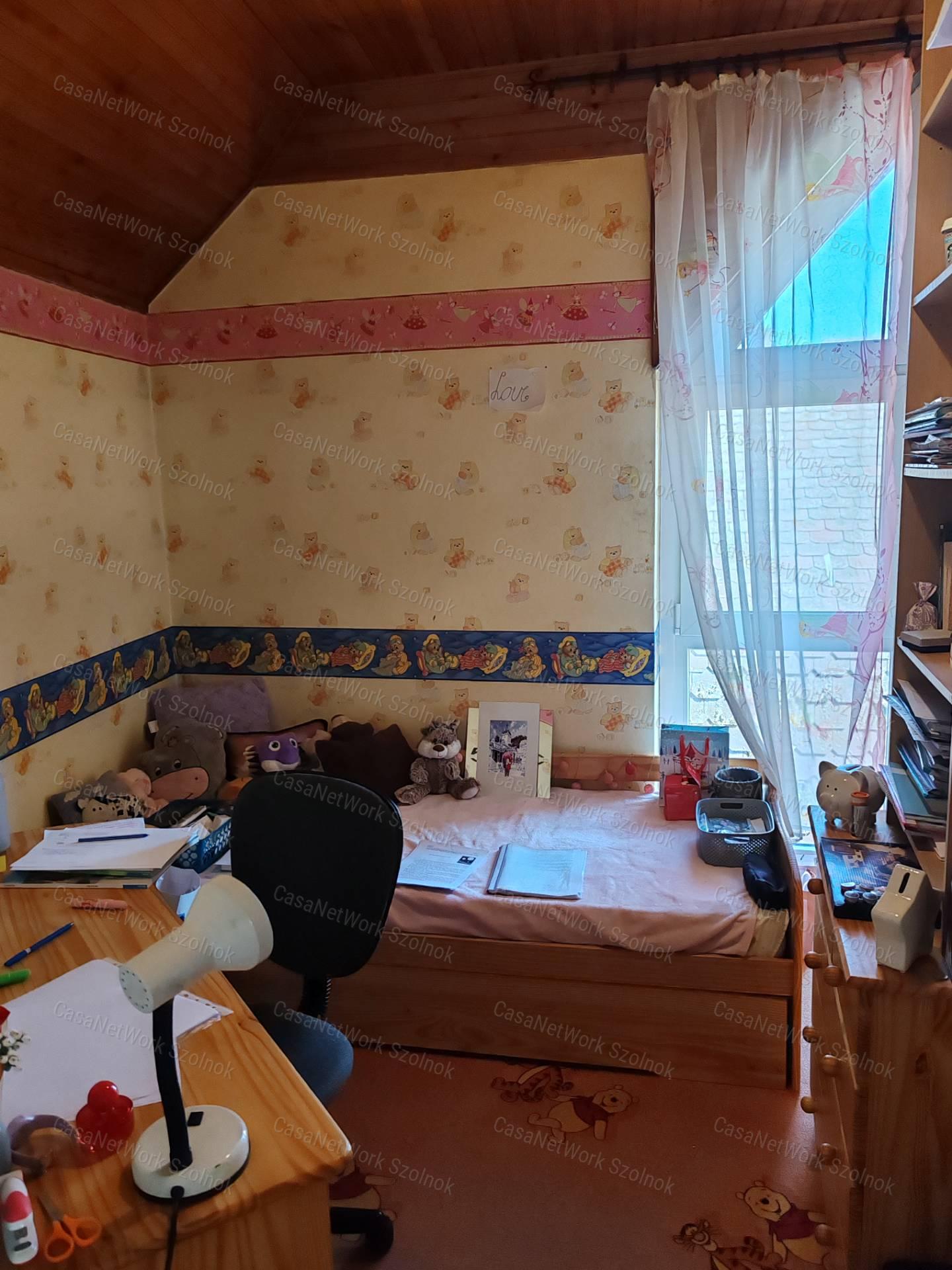 Különleges csaldi ház eladó Kengyelen!