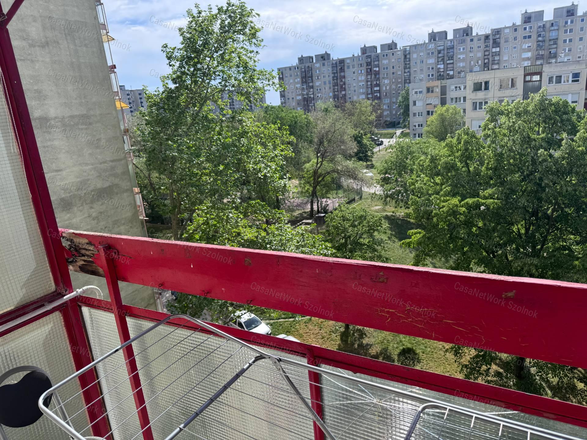 Szolnokon a Széchenyi lakótelepen eladó jó állapotú lakás!
