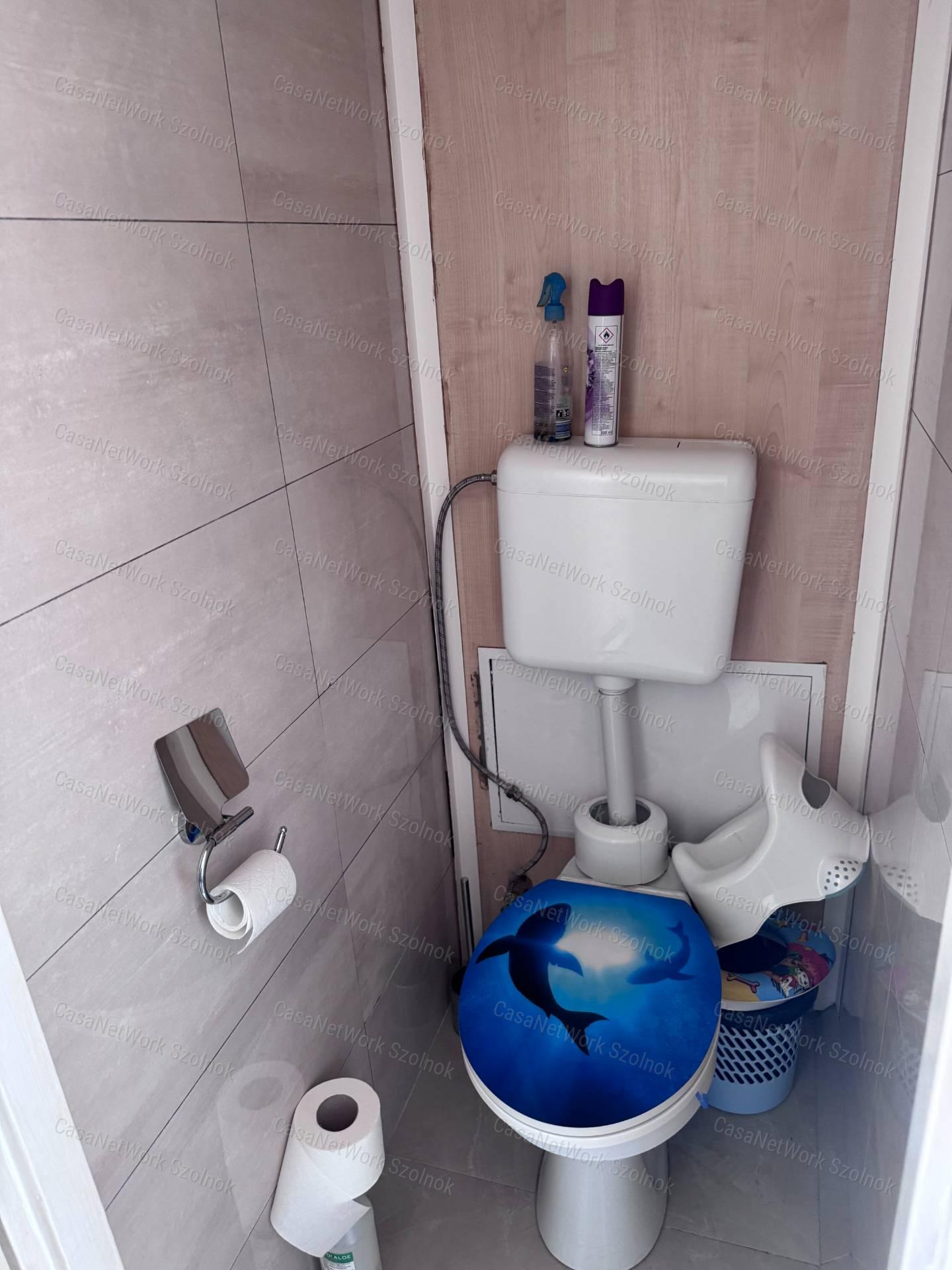 Szolnokon a Széchenyi lakótelepen eladó jó állapotú lakás!