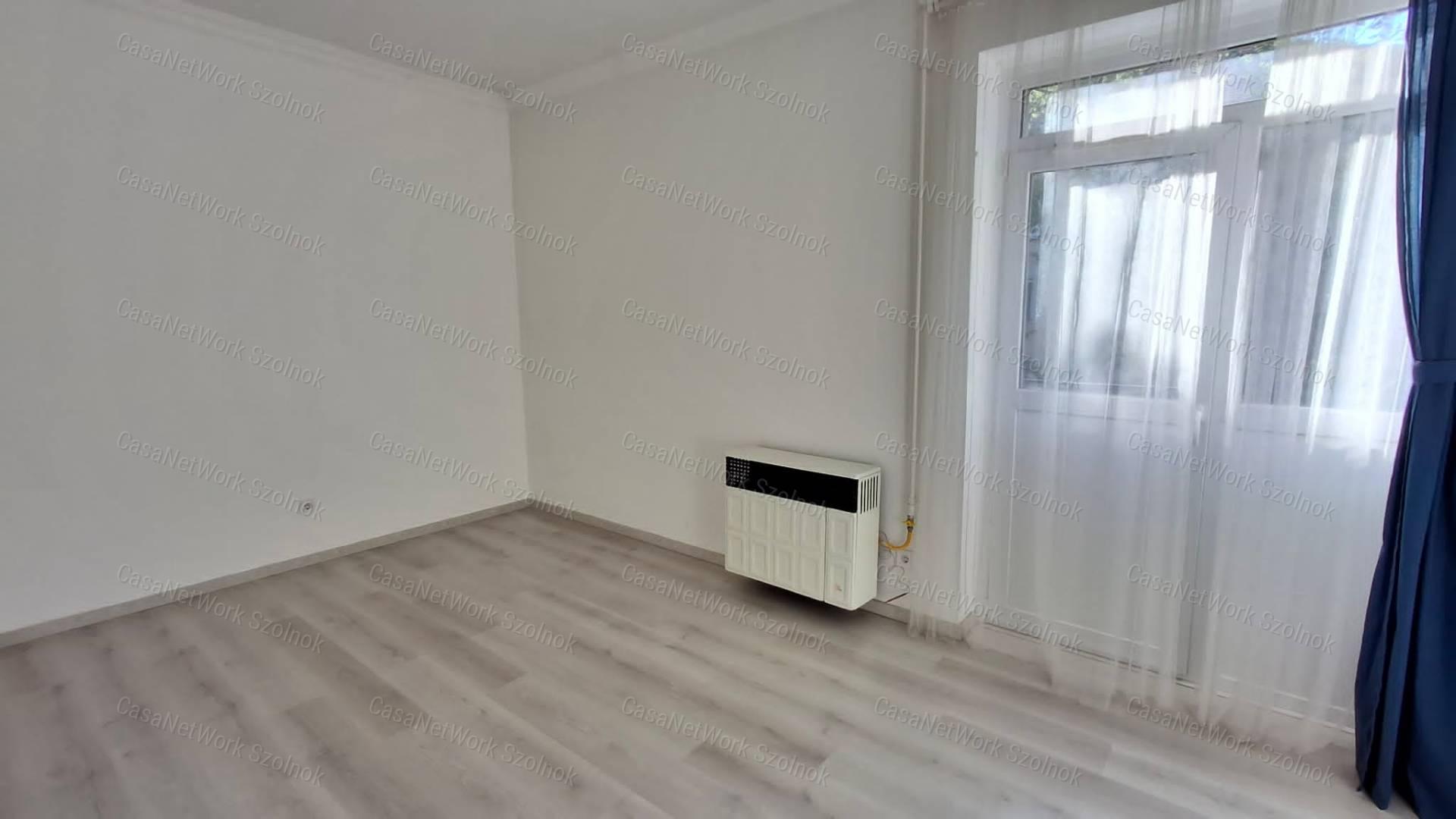 Szolnok belvárosában  második emeleti felújított téglalakás eladó