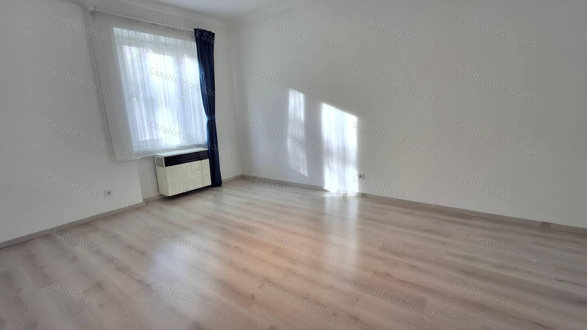 Szolnok belvárosában  második emeleti felújított téglalakás eladó