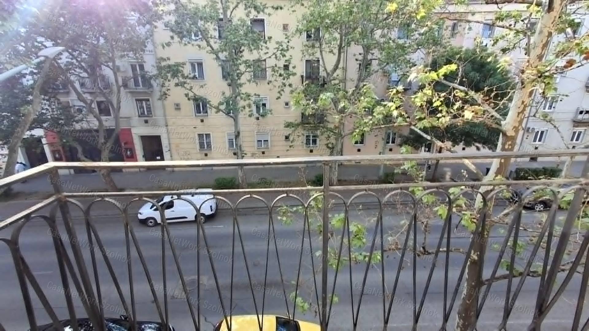 Szolnok belvárosában  második emeleti felújított téglalakás eladó