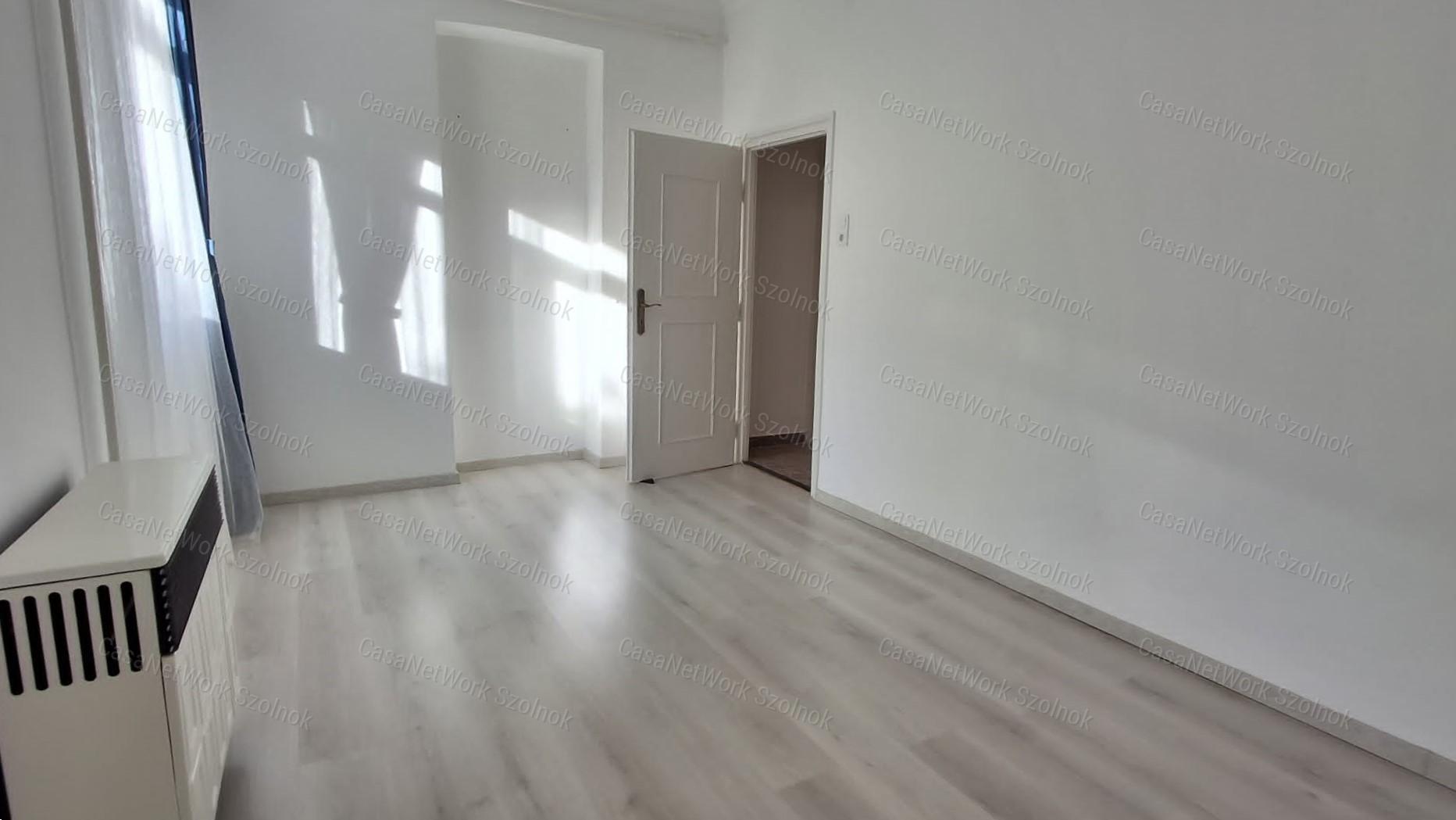 Szolnok belvárosában  második emeleti felújított téglalakás eladó