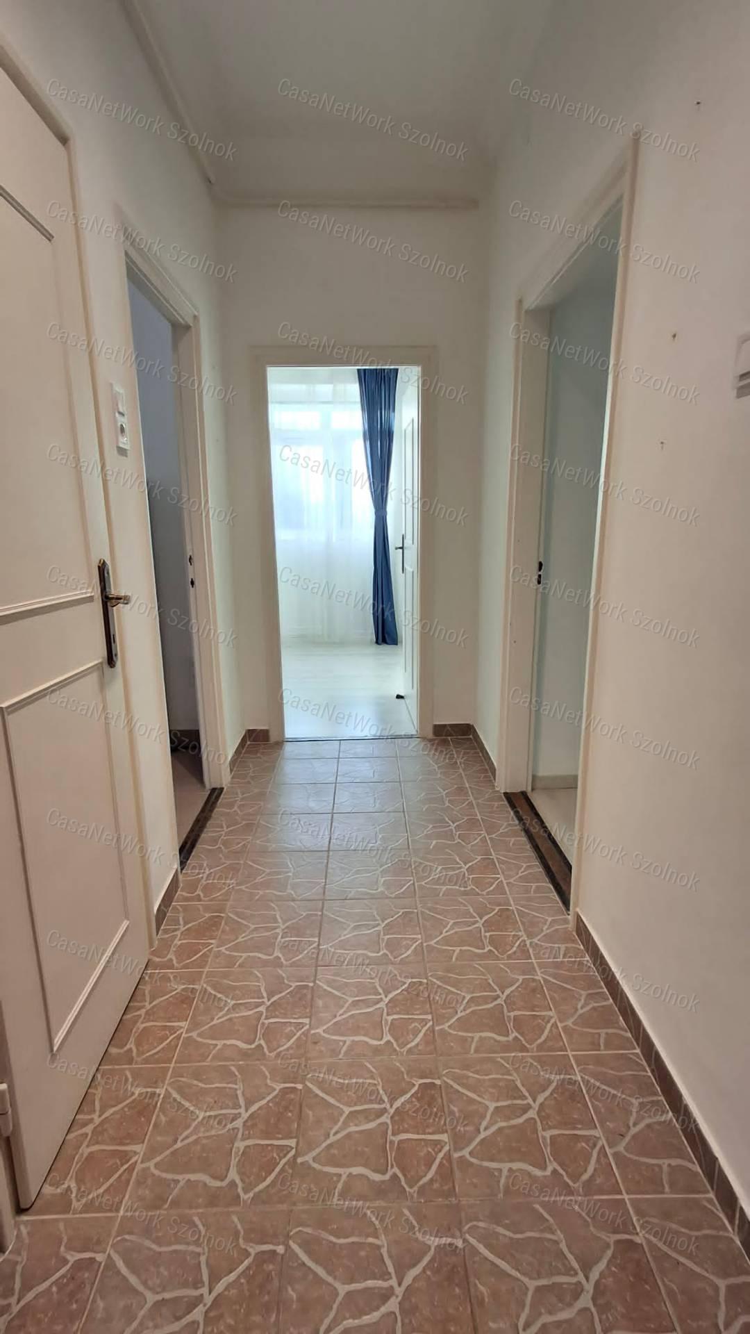 Szolnok belvárosában  második emeleti felújított téglalakás eladó