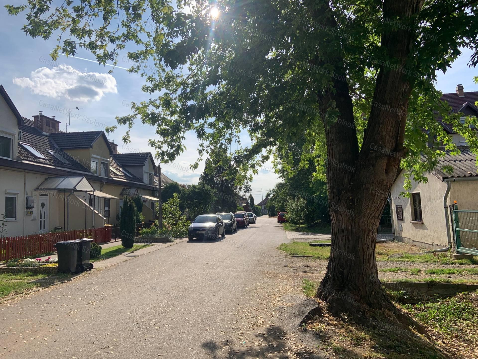 Eladó Szandaszőlős központjában 86m2 előkertes tetőteres sorházi lakás