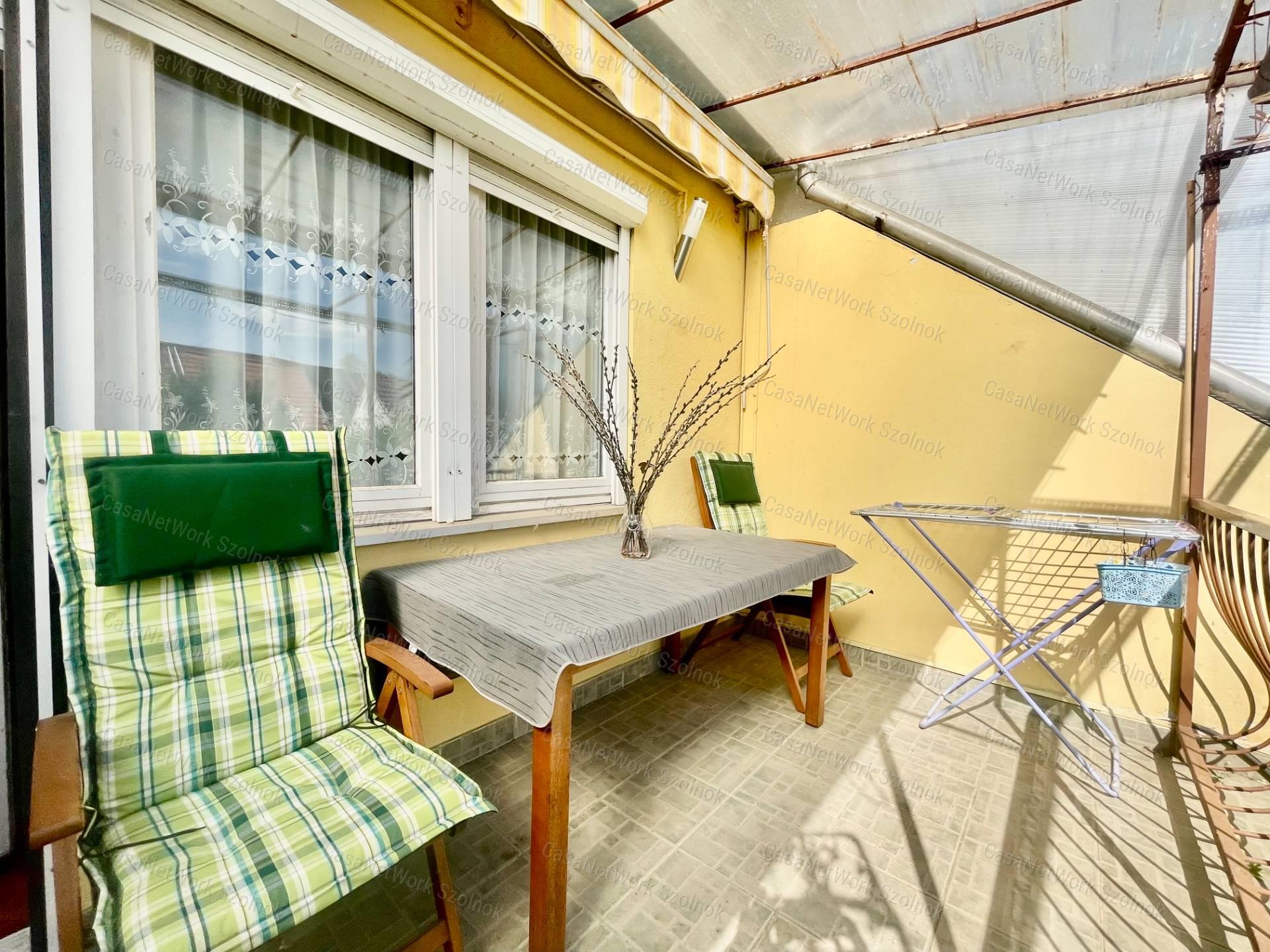 Eladó Szandaszőlős központjában 86m2 előkertes tetőteres sorházi lakás
