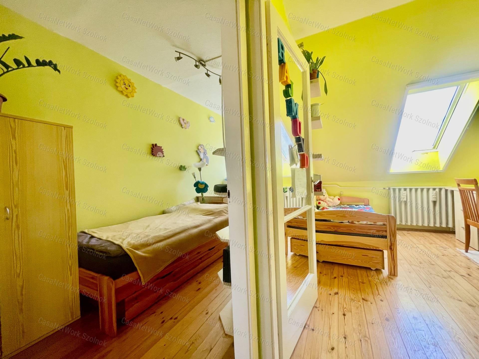 Eladó Szandaszőlős központjában 86m2 előkertes tetőteres sorházi lakás
