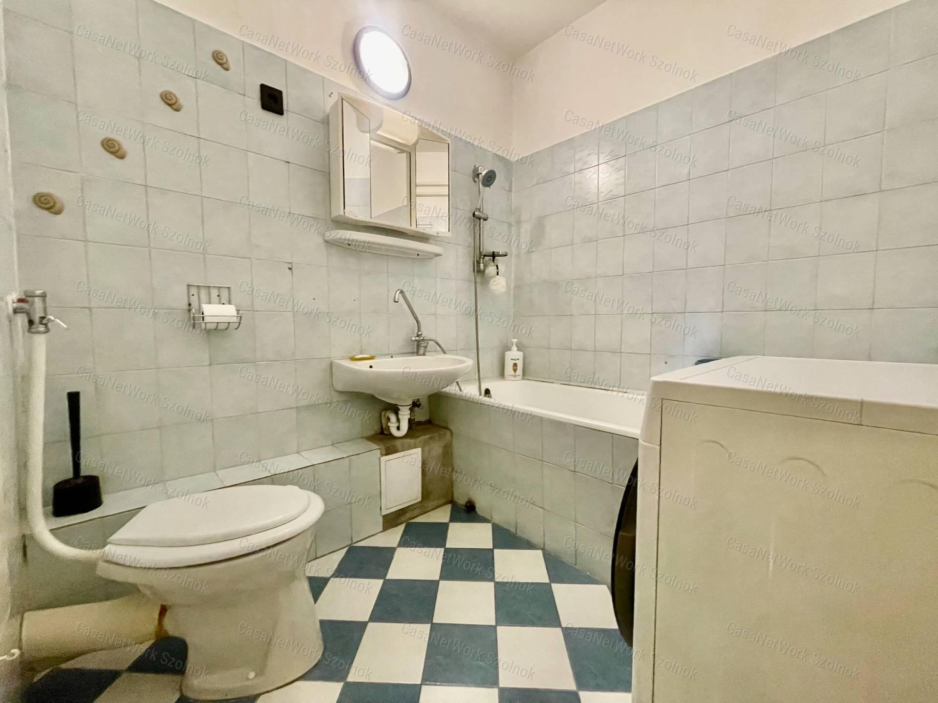 Eladó Szandaszőlős központjában 86m2 előkertes tetőteres sorházi lakás