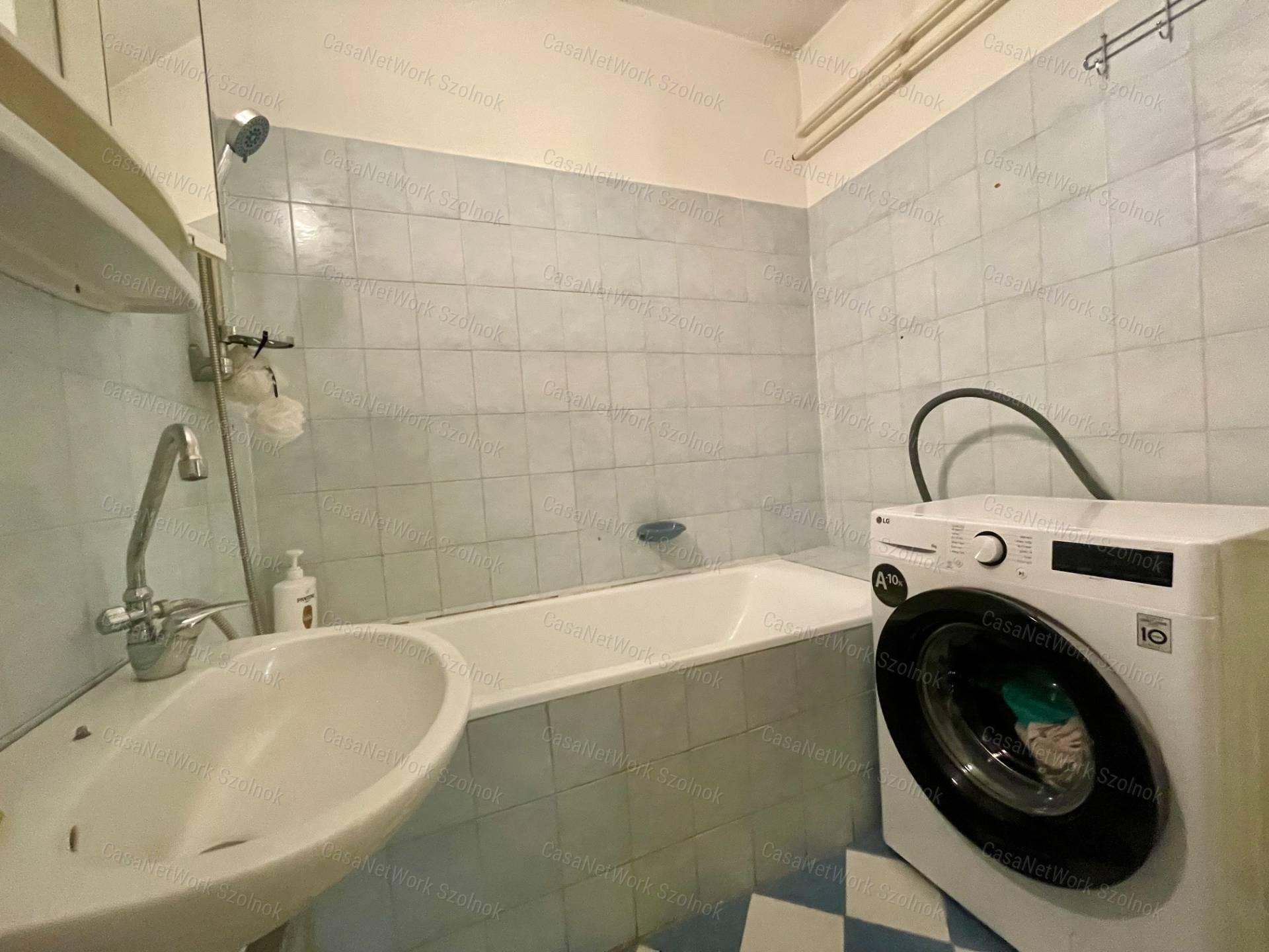 Eladó Szandaszőlős központjában 86m2 előkertes tetőteres sorházi lakás