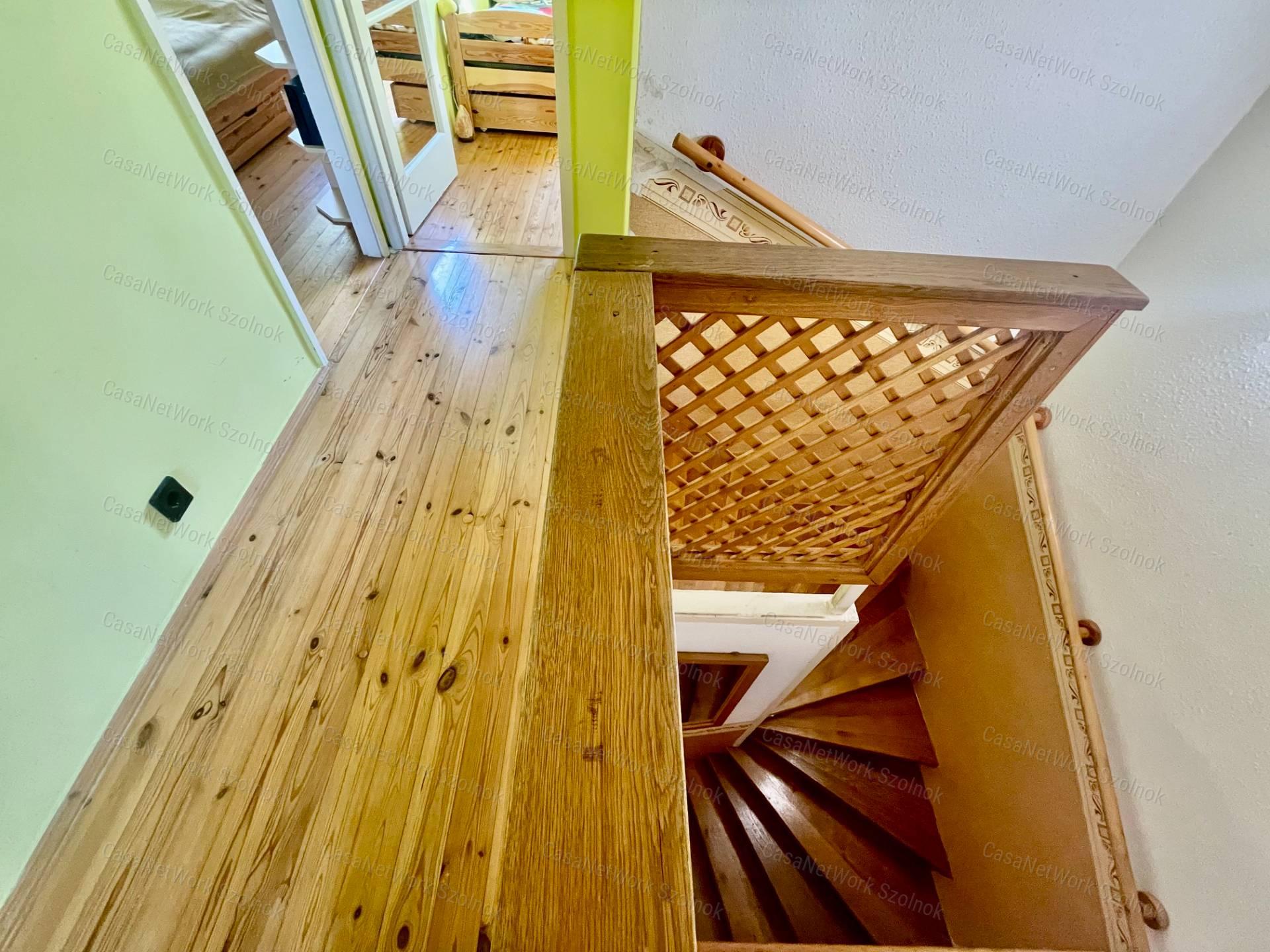 Eladó Szandaszőlős központjában 86m2 előkertes tetőteres sorházi lakás