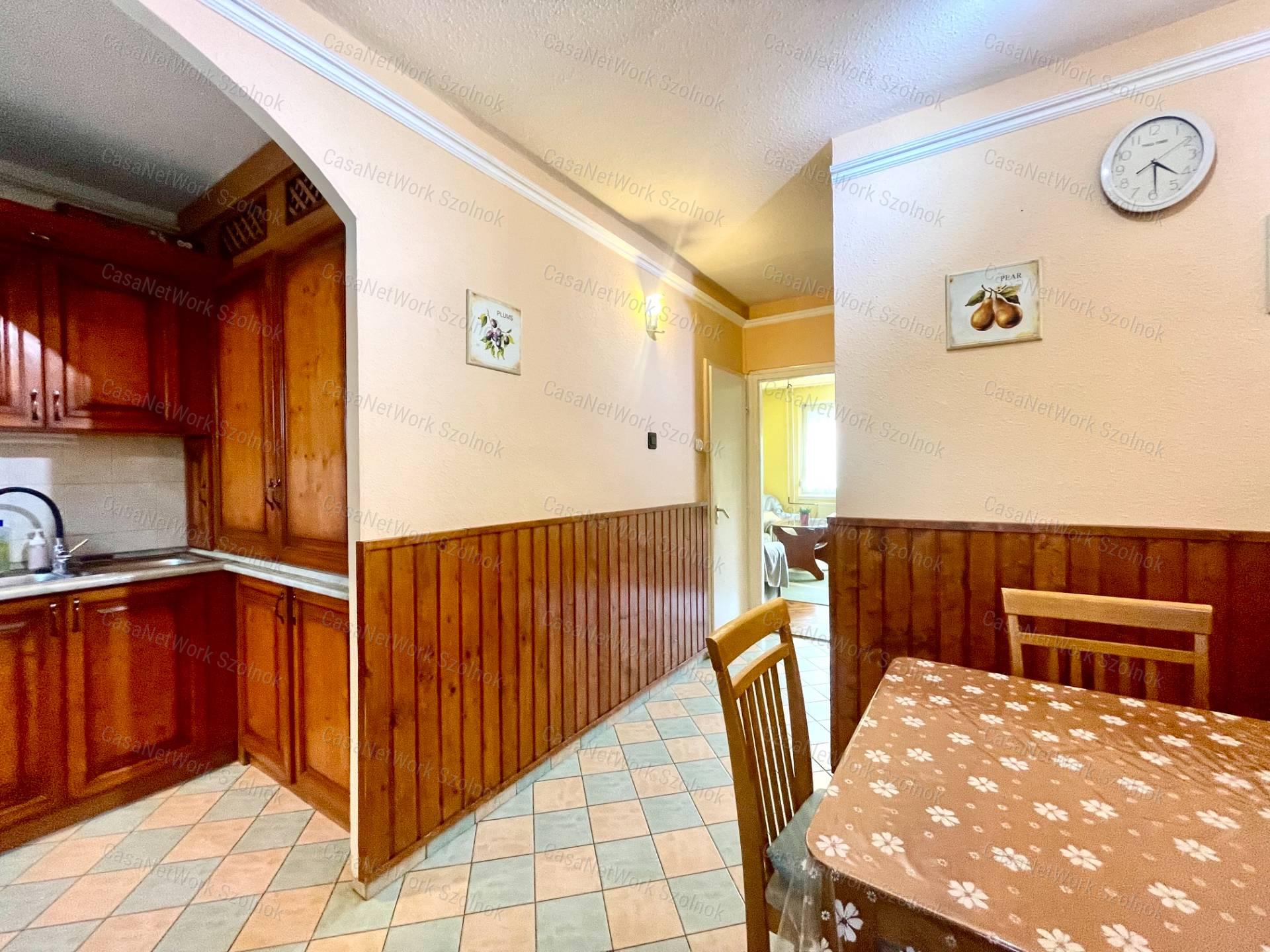 Eladó Szandaszőlős központjában 86m2 előkertes tetőteres sorházi lakás