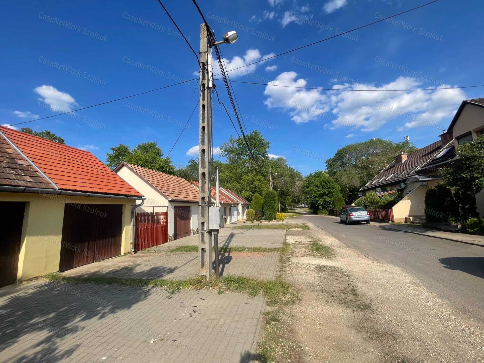 Eladó Szandaszőlős központjában 86m2 előkertes tetőteres sorházi lakás