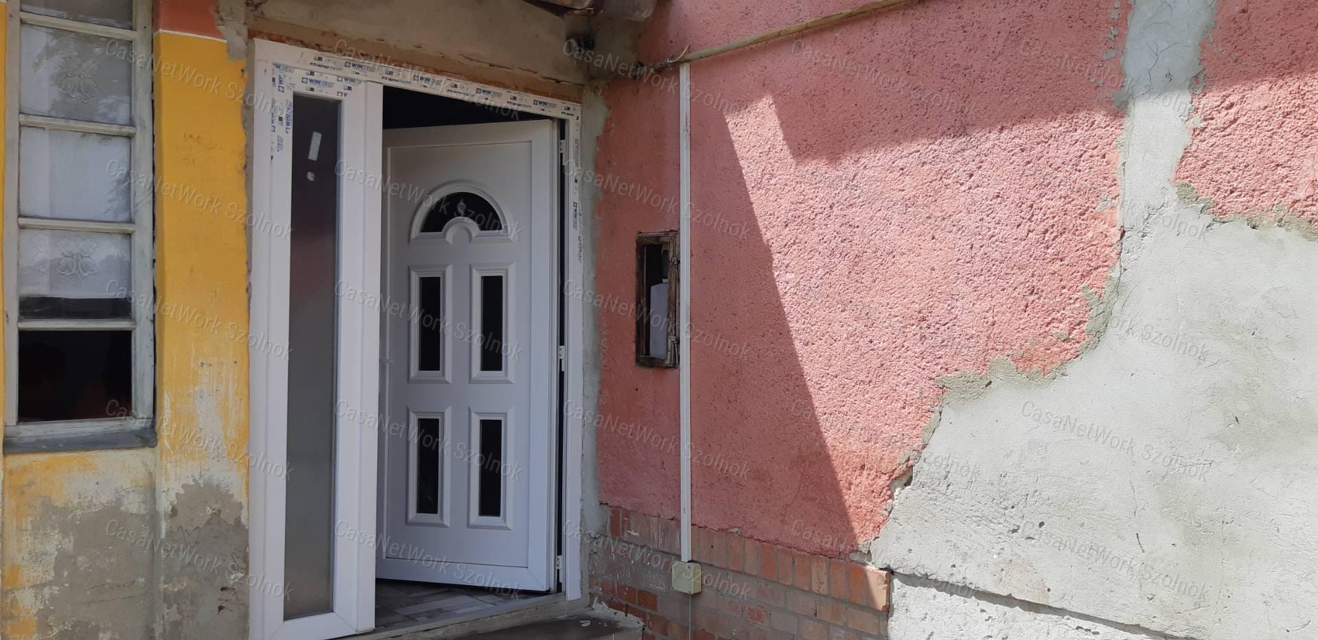Tiszaföldváron eladó kertes családi ház!