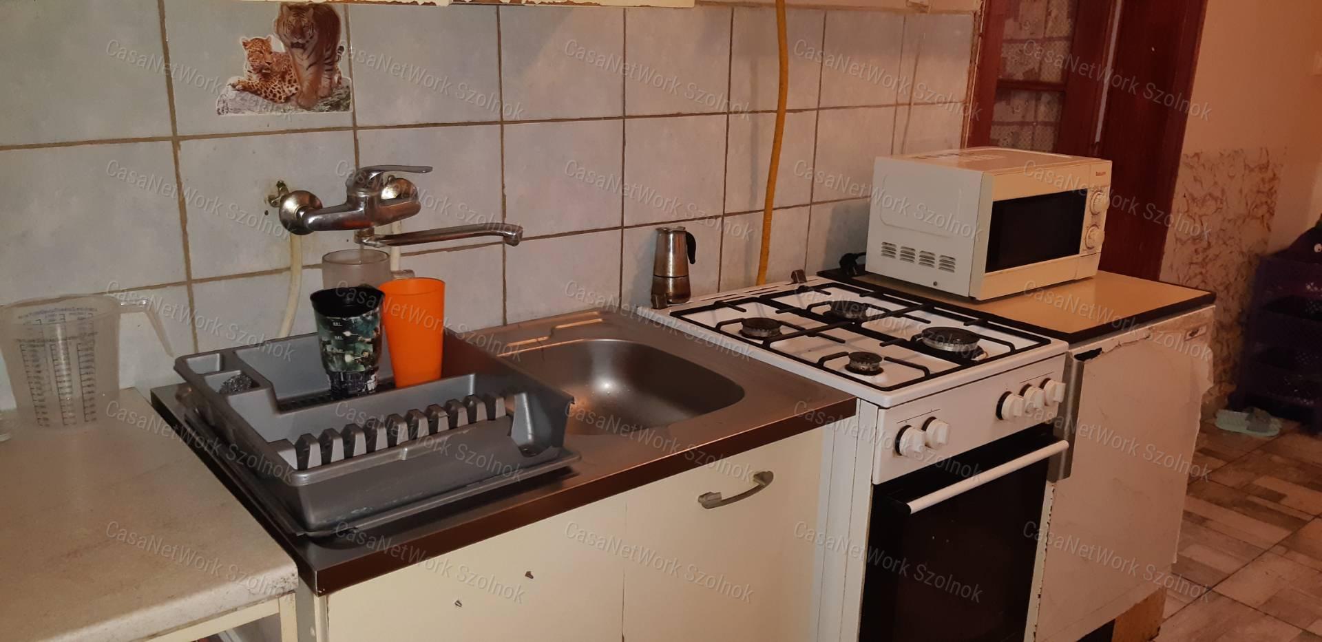 Tiszaföldváron eladó kertes családi ház!