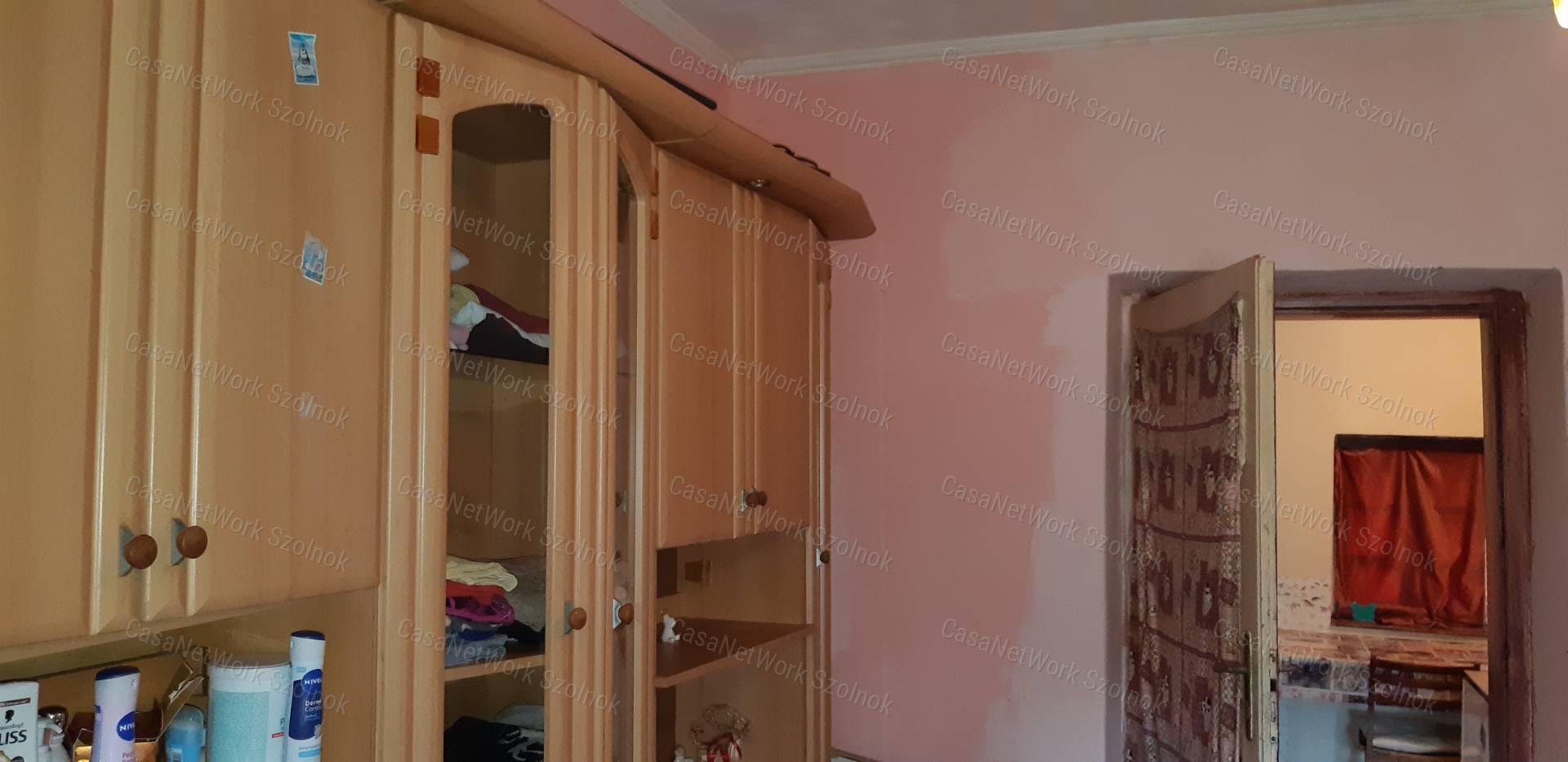 Tiszaföldváron eladó kertes családi ház!