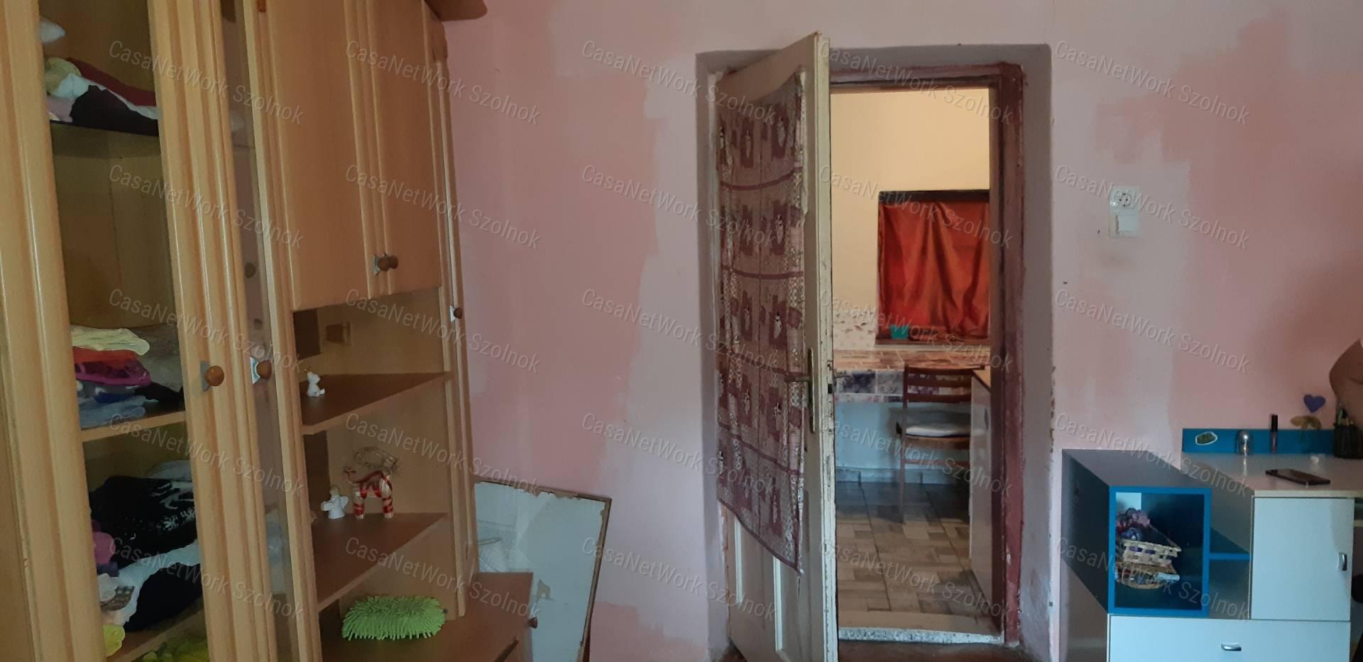 Tiszaföldváron eladó kertes családi ház!