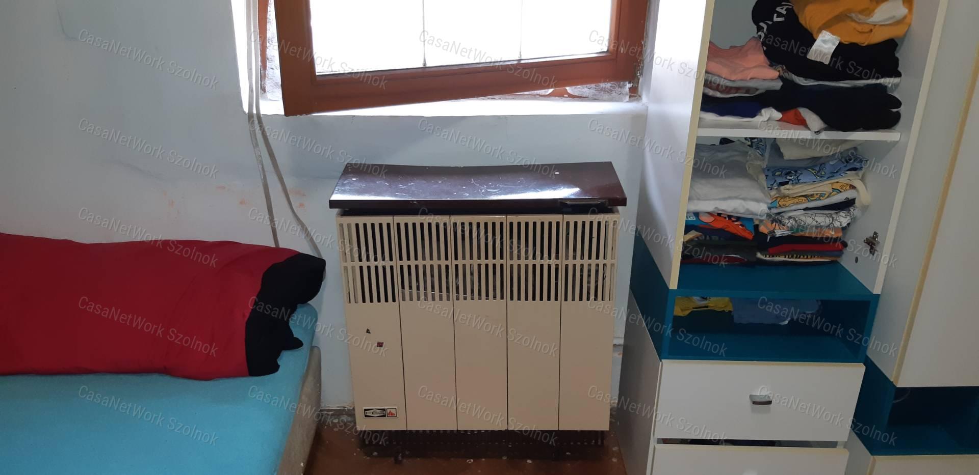 Tiszaföldváron eladó kertes családi ház!