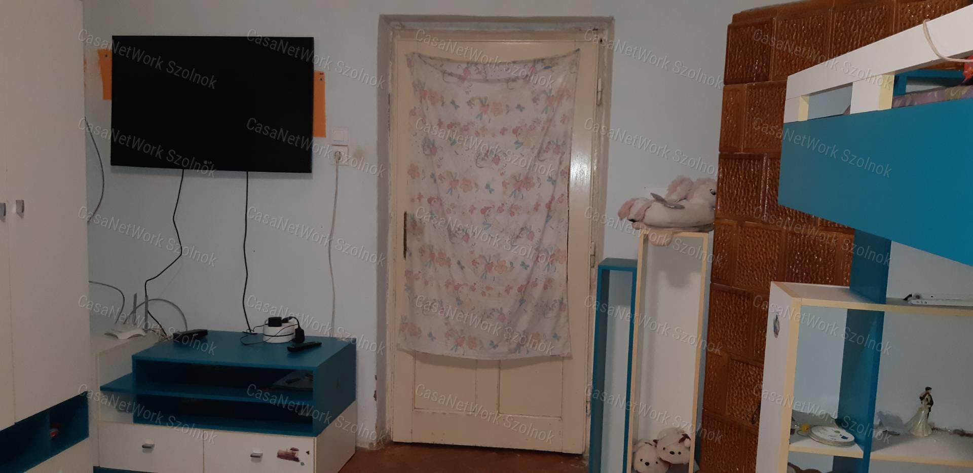 Tiszaföldváron eladó kertes családi ház!