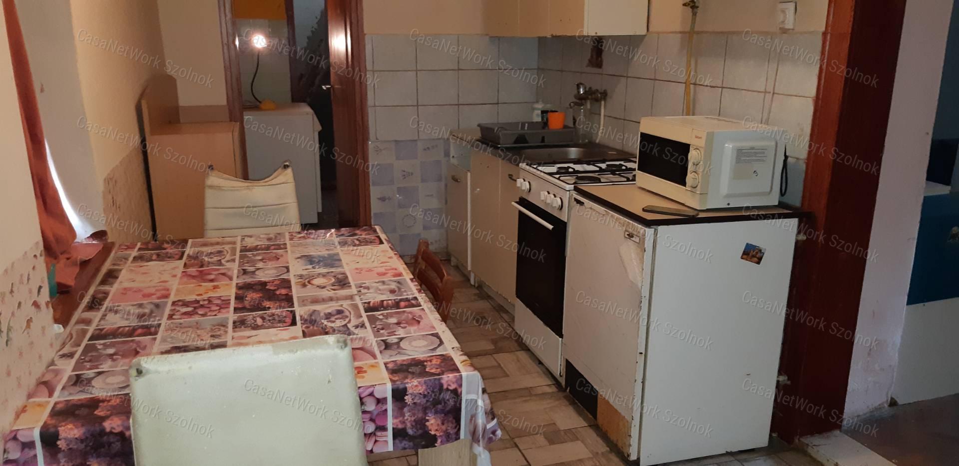 Tiszaföldváron eladó kertes családi ház!