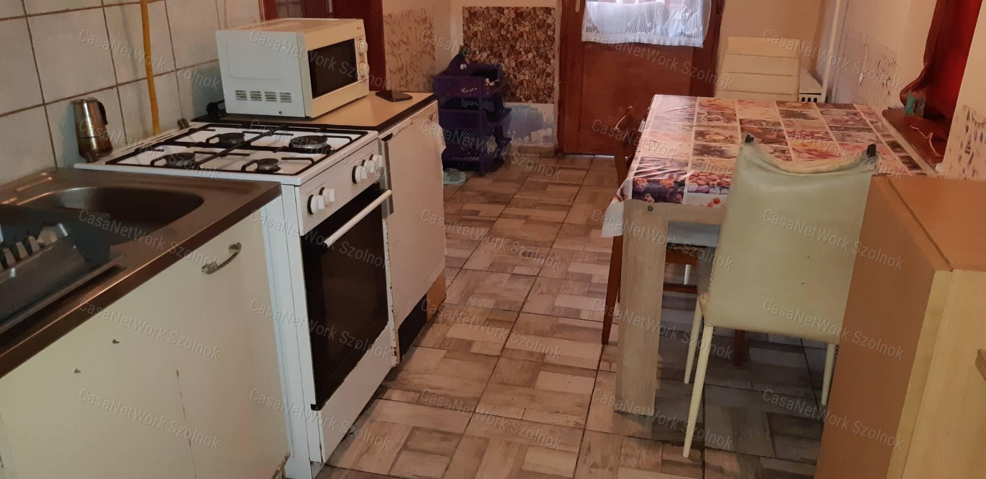 Tiszaföldváron eladó kertes családi ház!