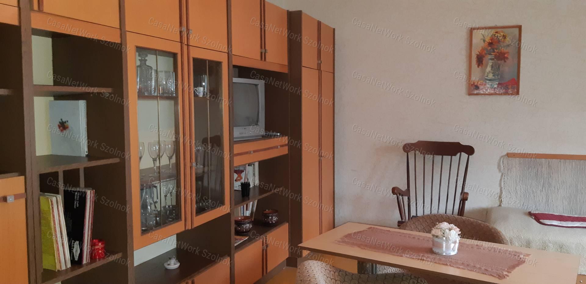 Tiszaföldváron eladó vállalkozásra is alkalmas családi ház!