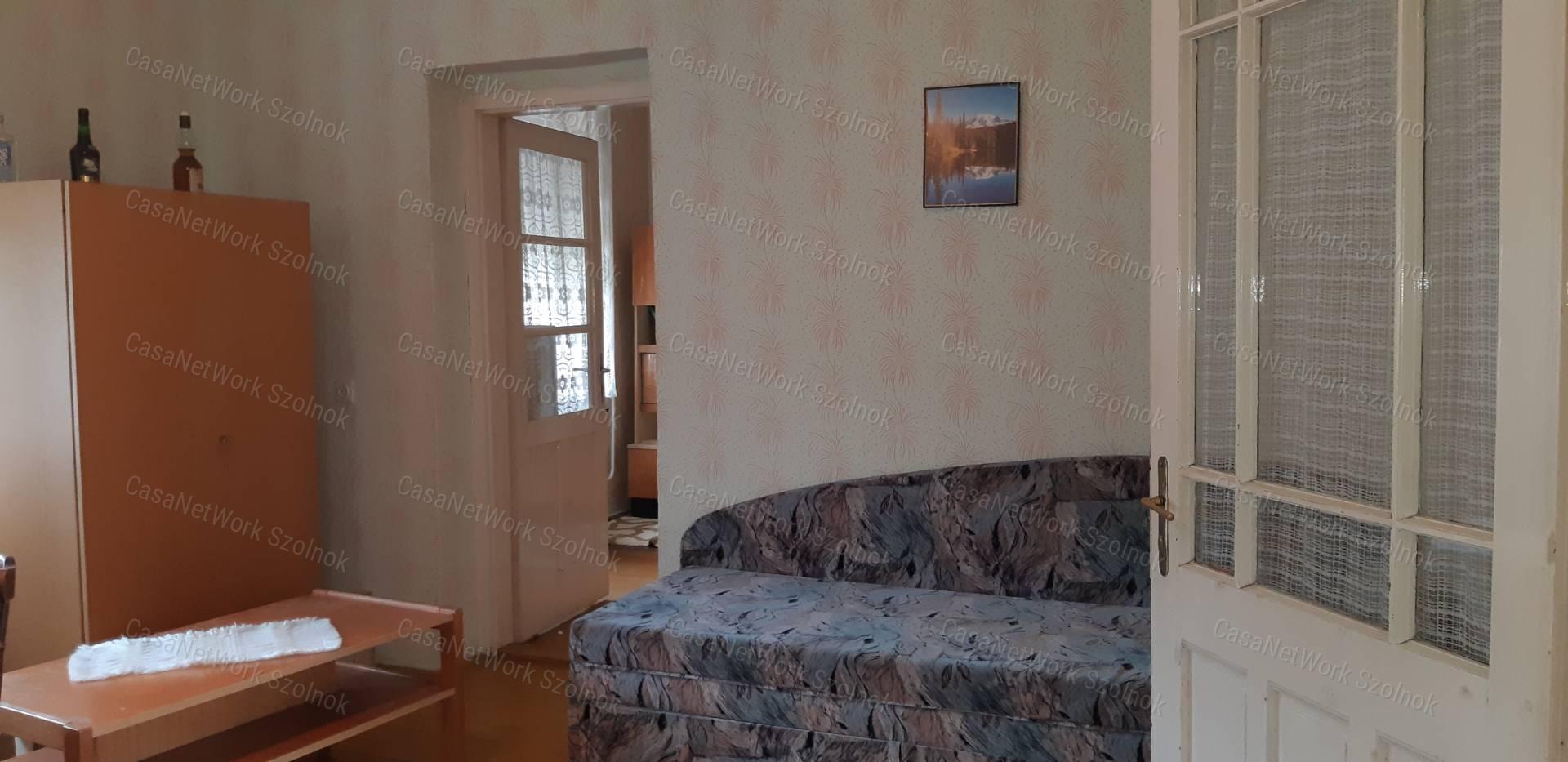 Tiszaföldváron eladó vállalkozásra is alkalmas családi ház!