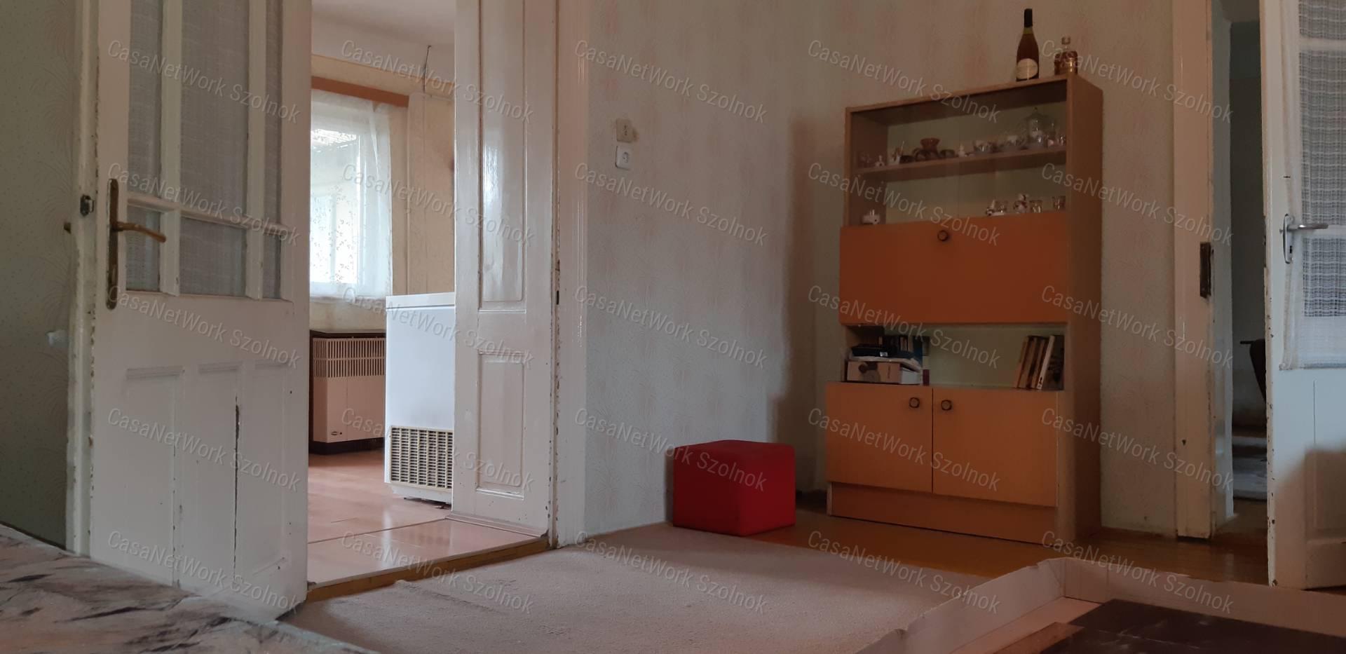 Tiszaföldváron eladó vállalkozásra is alkalmas családi ház!