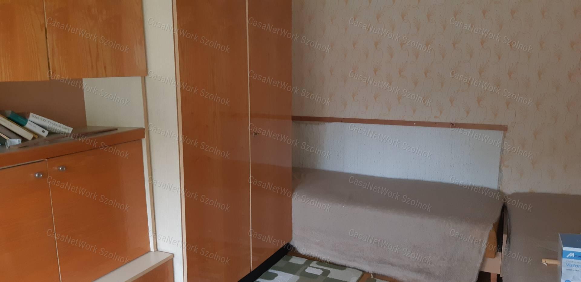 Tiszaföldváron eladó vállalkozásra is alkalmas családi ház!