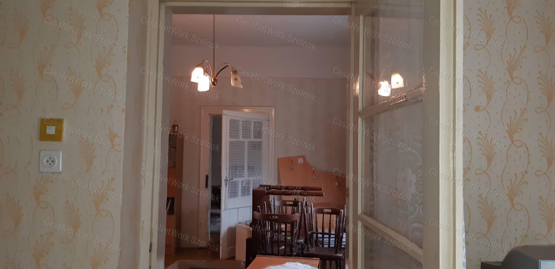 Tiszaföldváron eladó vállalkozásra is alkalmas családi ház!