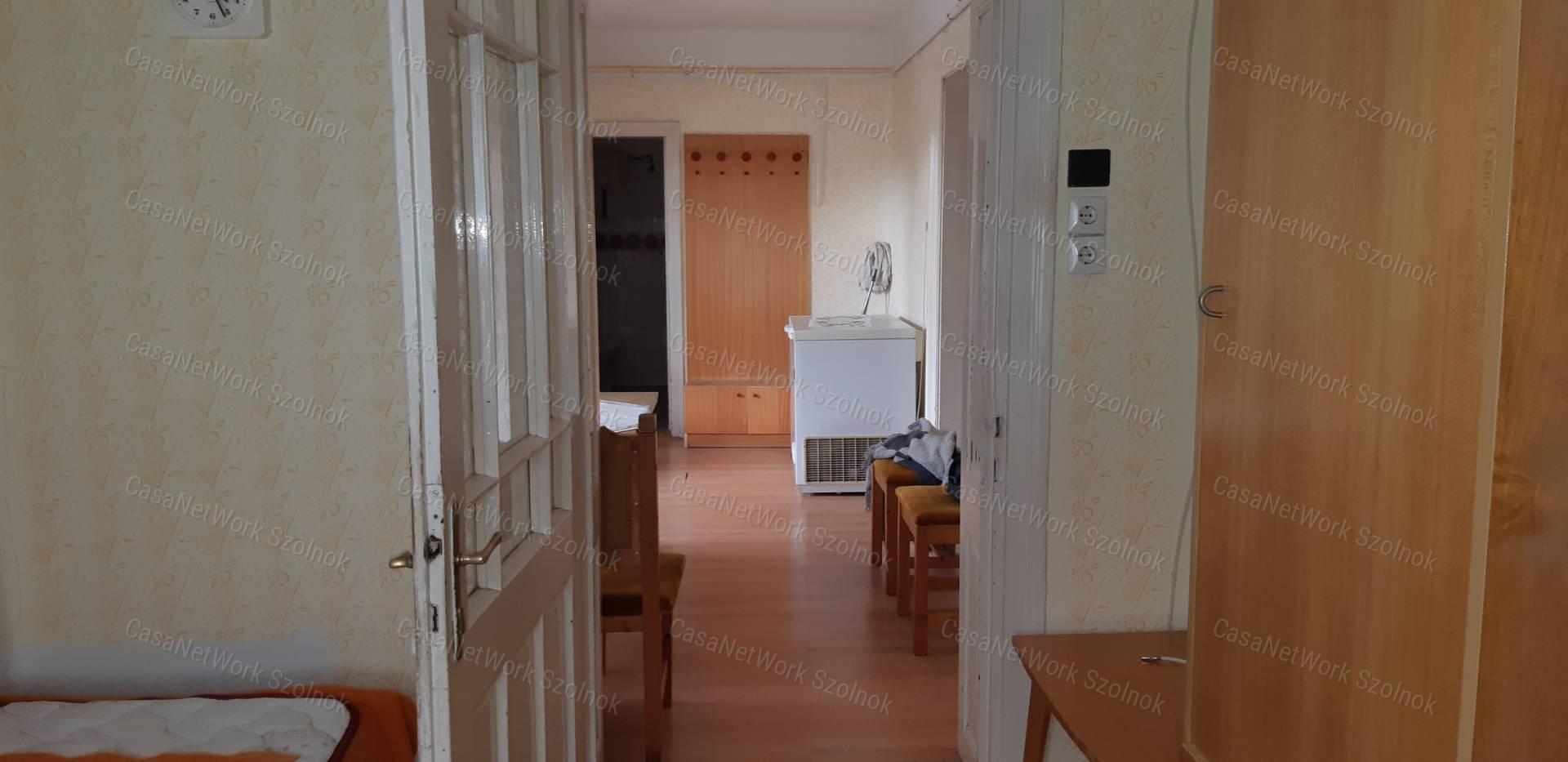 Tiszaföldváron eladó vállalkozásra is alkalmas családi ház!