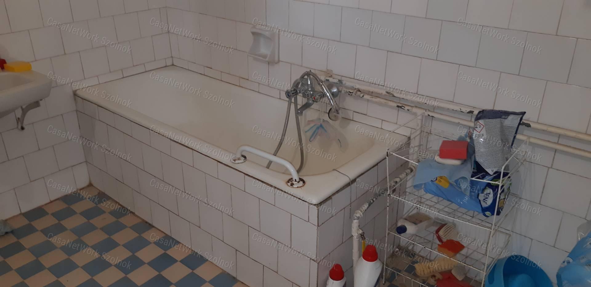 Tiszaföldváron eladó vállalkozásra is alkalmas családi ház!