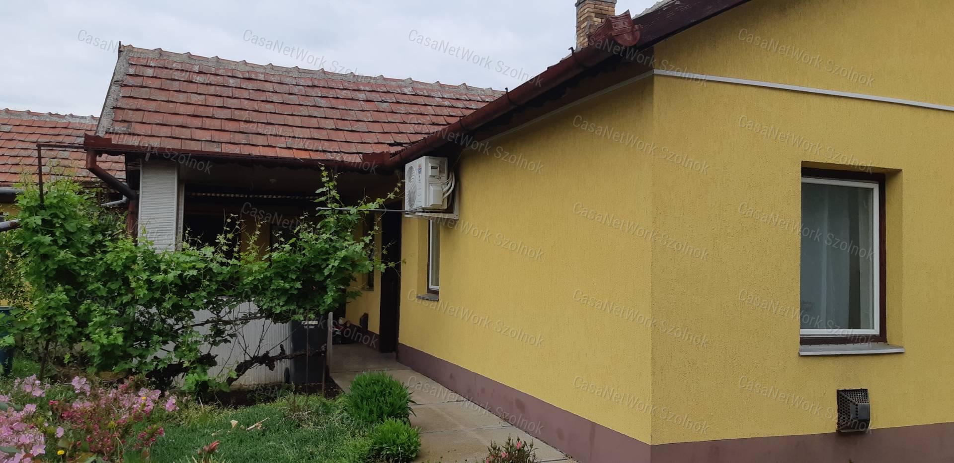 Tiszaföldváron eladó vállalkozásra is alkalmas családi ház!