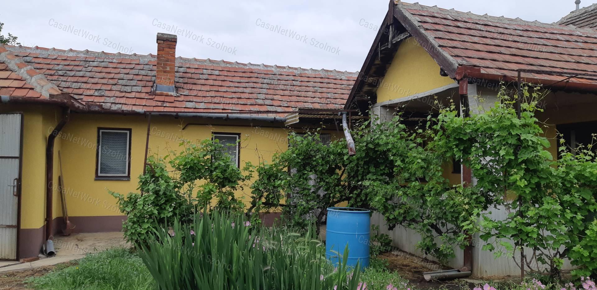 Tiszaföldváron eladó vállalkozásra is alkalmas családi ház!