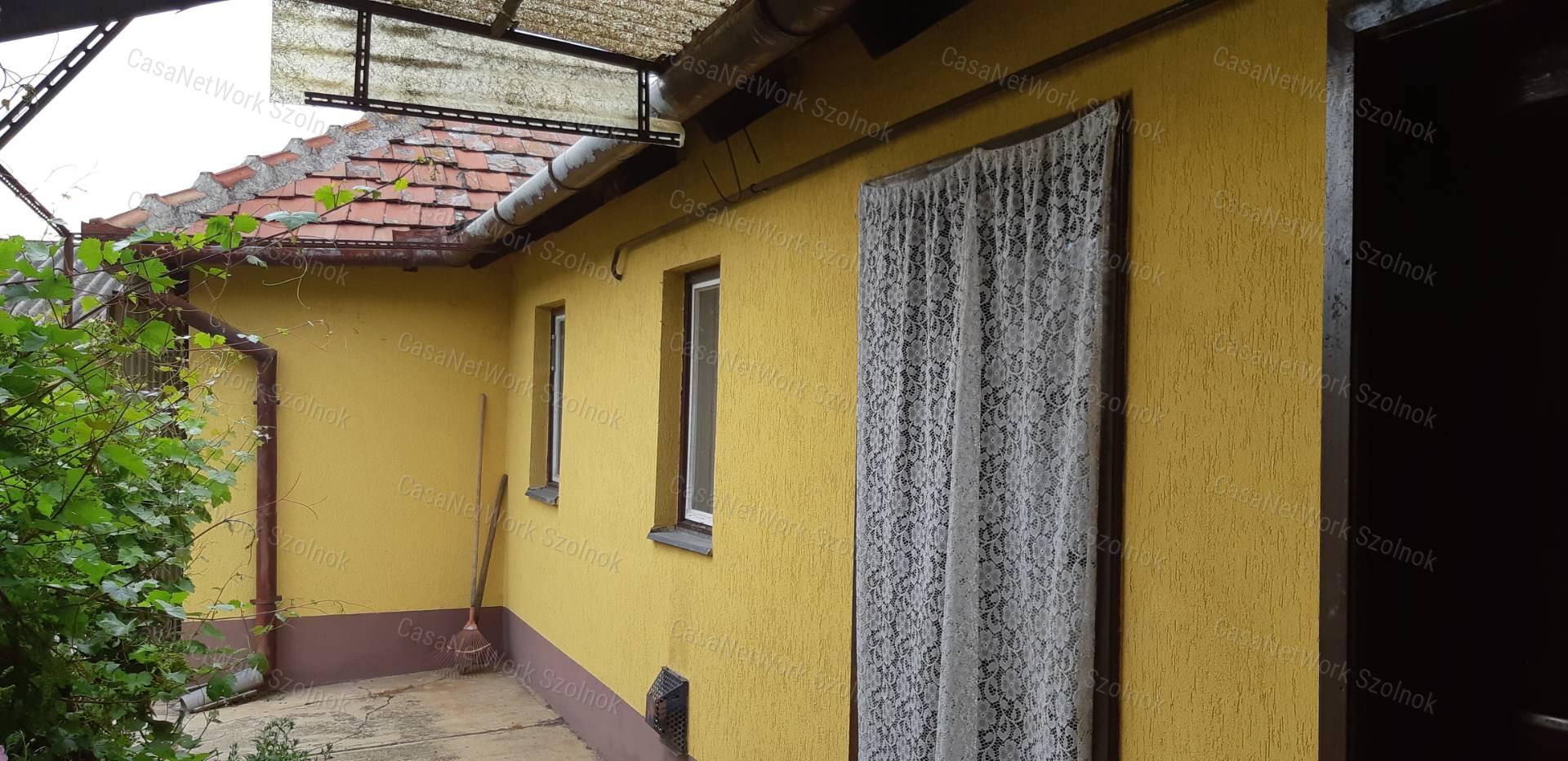 Tiszaföldváron eladó vállalkozásra is alkalmas családi ház!