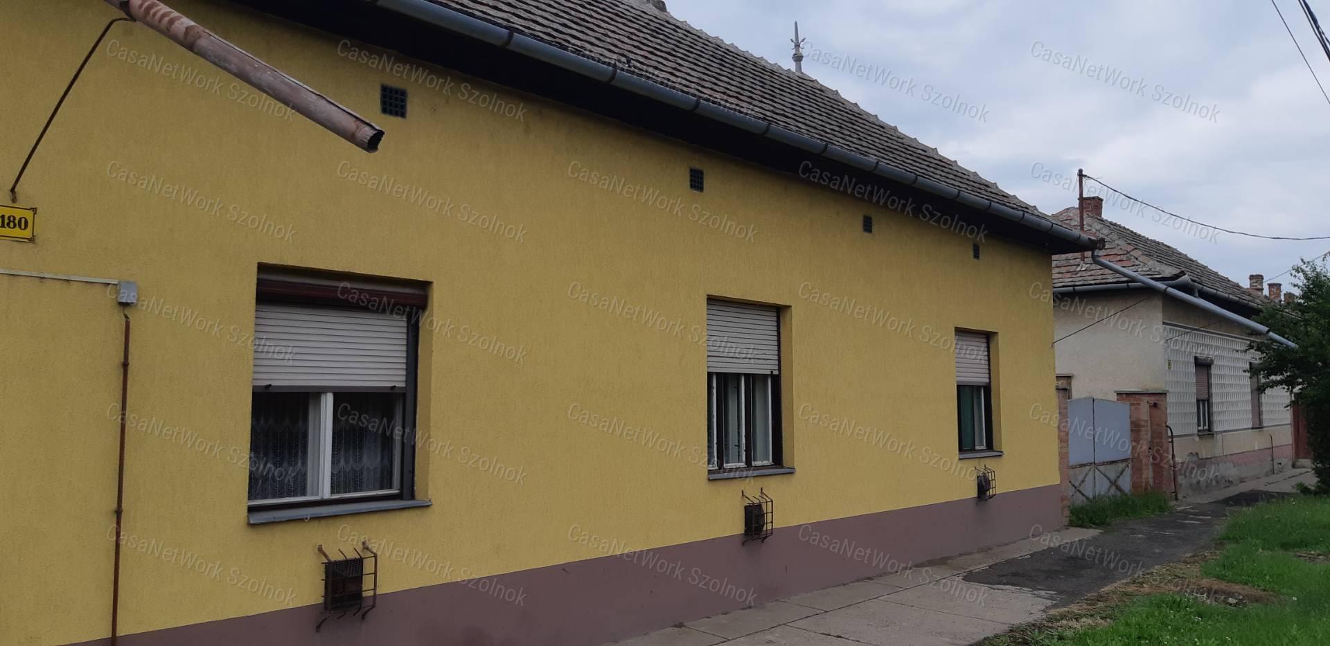 Tiszaföldváron eladó vállalkozásra is alkalmas családi ház!